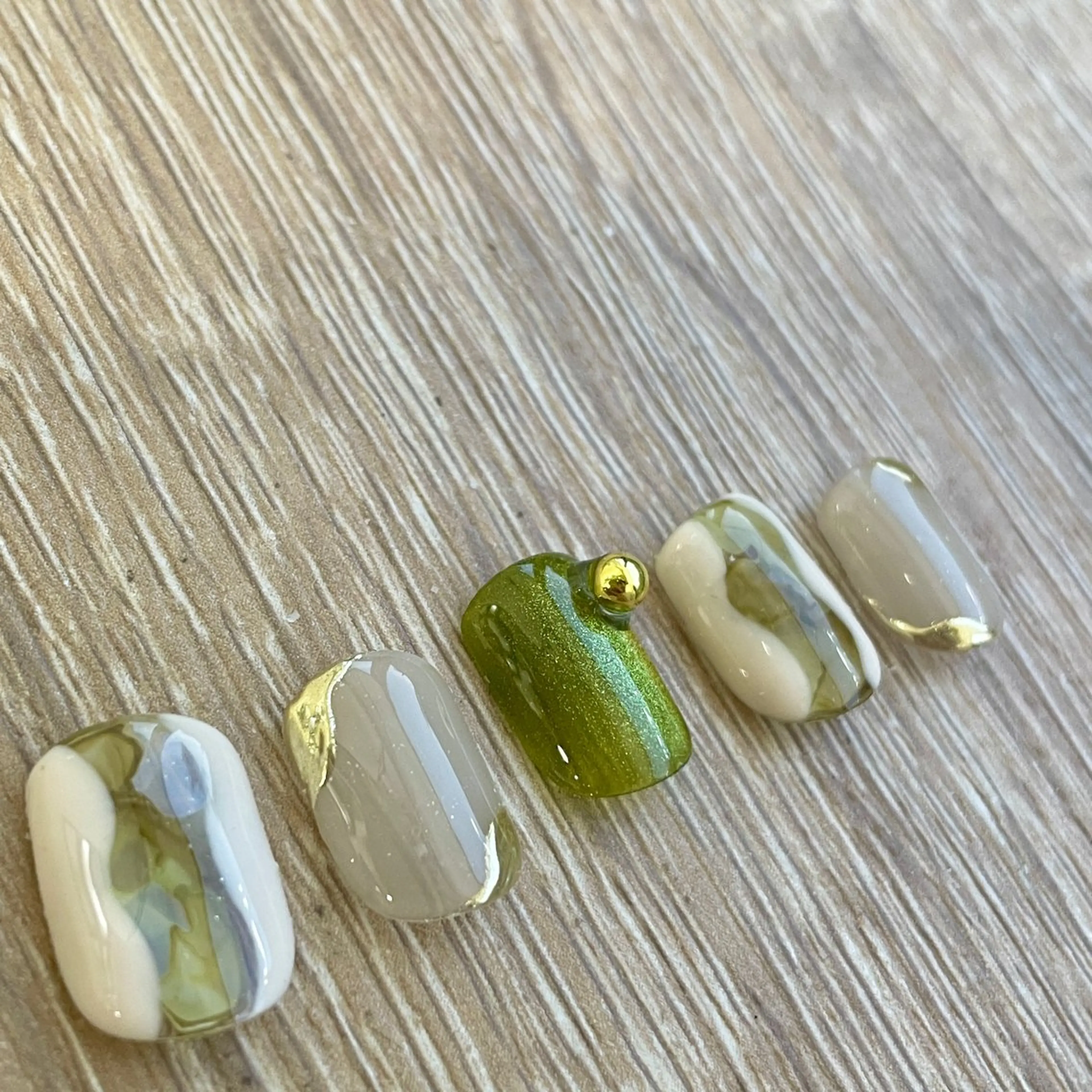 ネイル グリーン 氷ネイル・うるうるネイル 韓国ネイル マグネットネイル ミラーネイル ハンドネイル 園田 ソノダのネイルデザイン