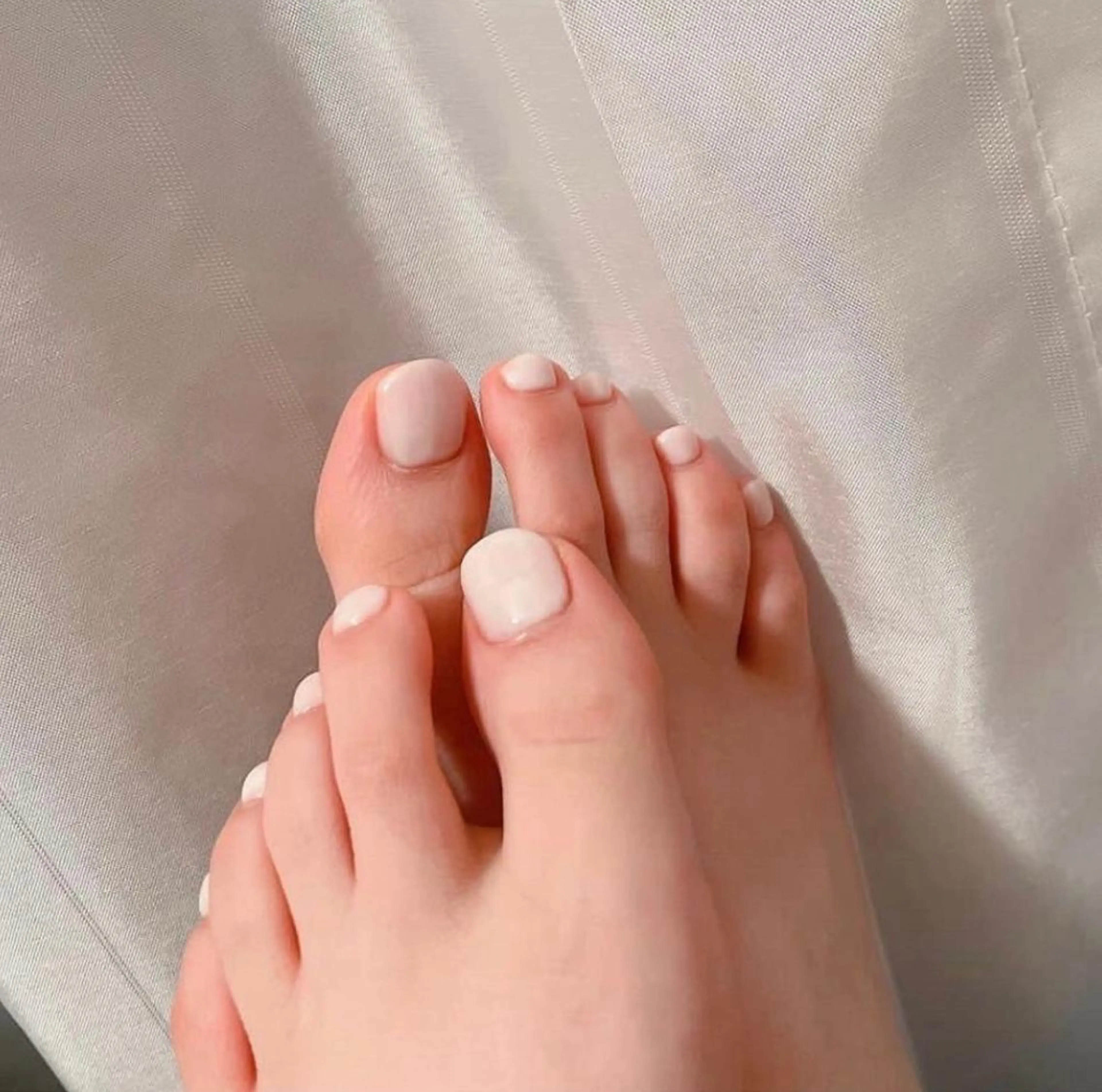 ネイル フットネイル ワンカラーネイル emi 🧸のネイルデザイン