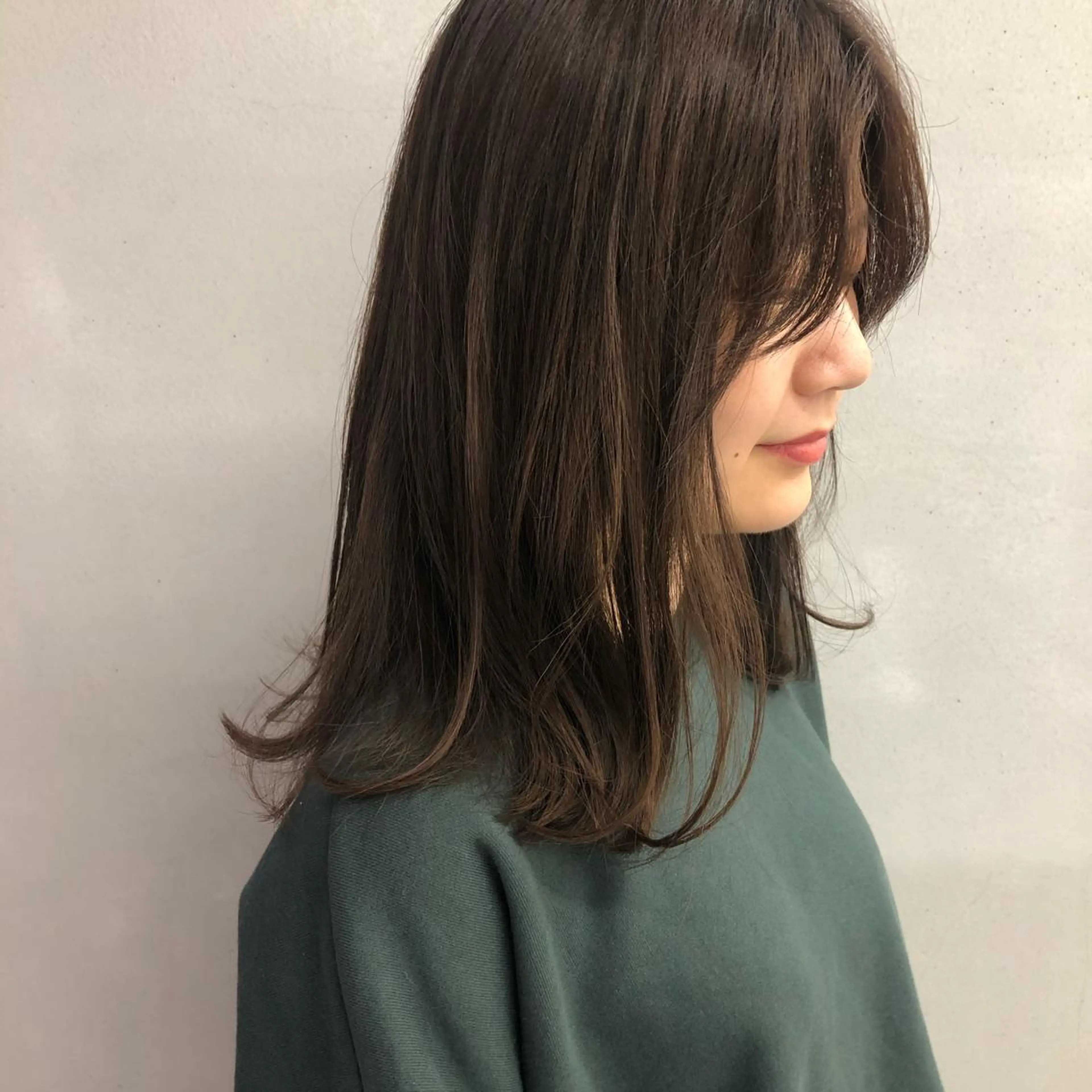 ミディアム ミディアムレイヤー レイヤーカット シースルーバング カット ヘアカラー トリートメント SANC hair salonのヘアスタイル