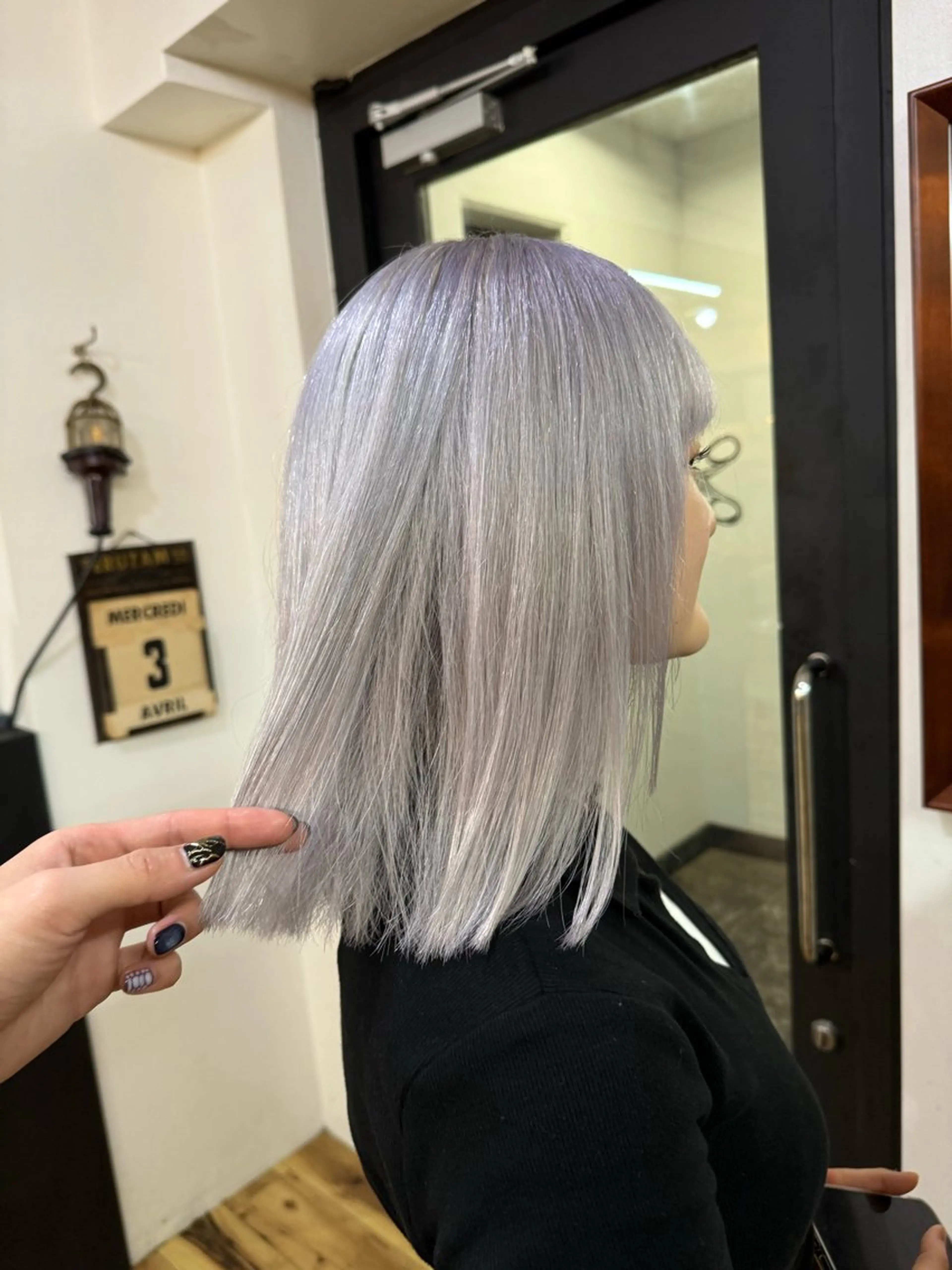 ミディアム カラー シルバー ホワイトシルバー ヘアカラー ブリーチカラーモデル 募集中/ リョウスケのヘアスタイル