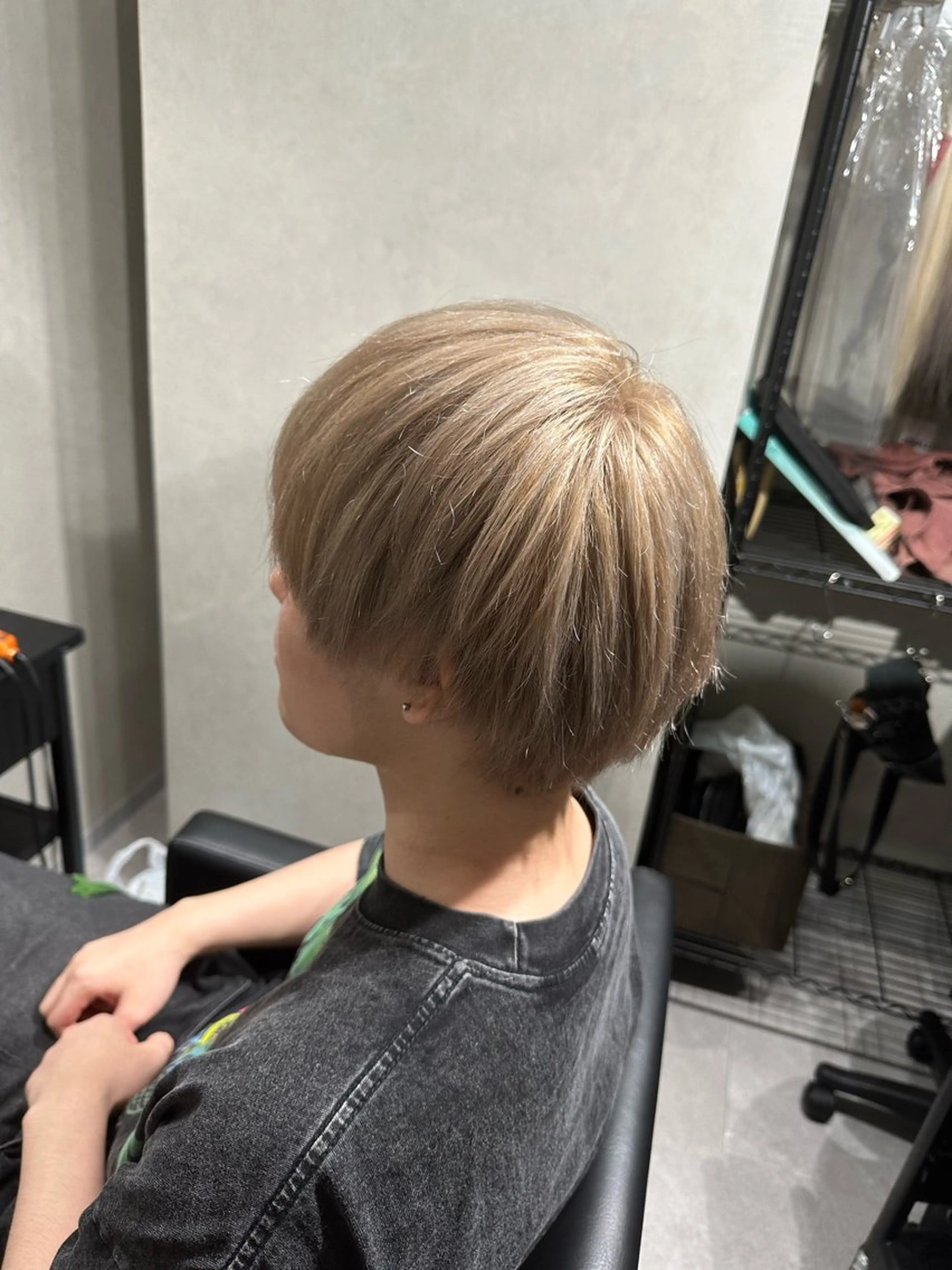 ショート 奥本 侑 ハイトーン、髪質改善のヘアスタイル