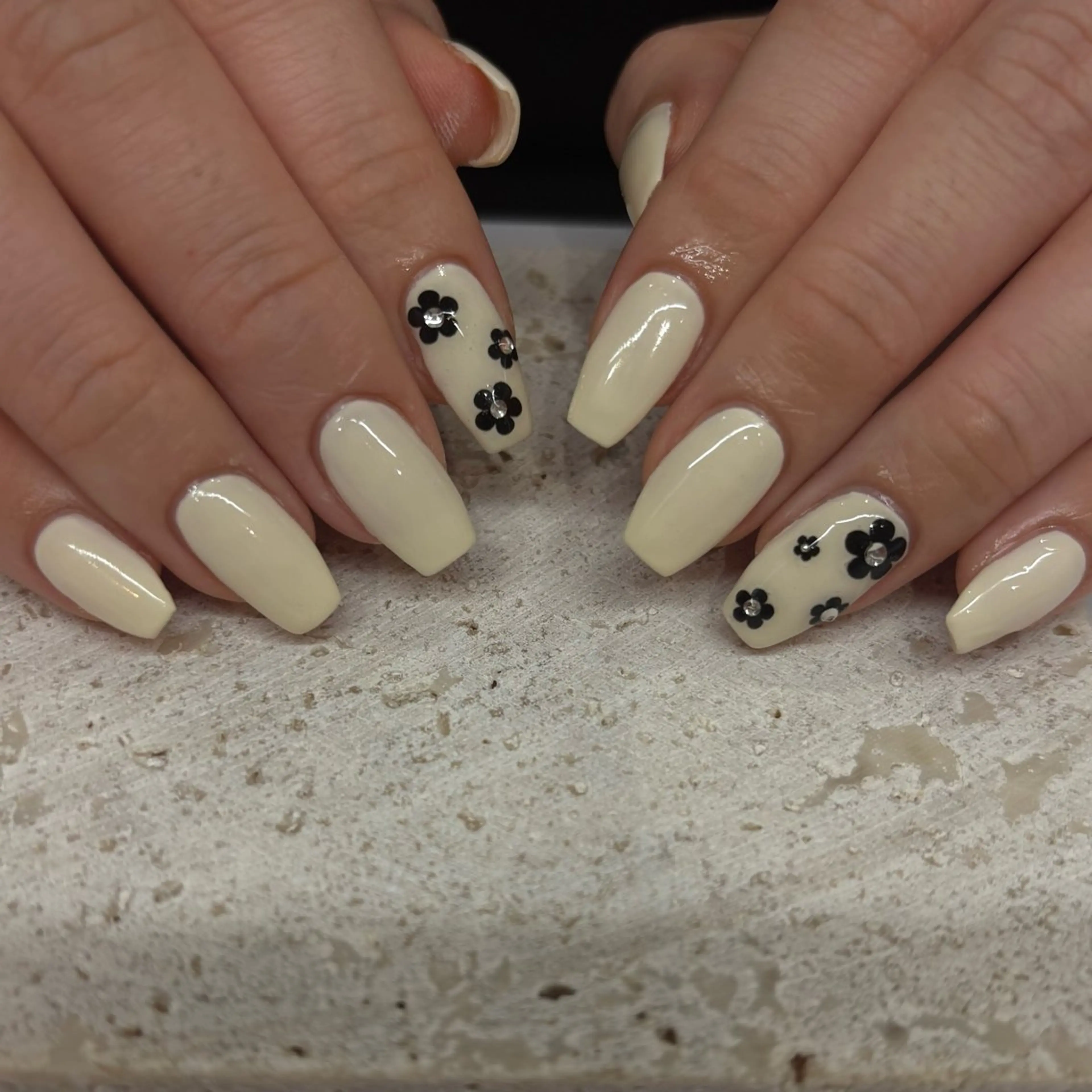 ミディアム Lesest akariのネイルデザイン