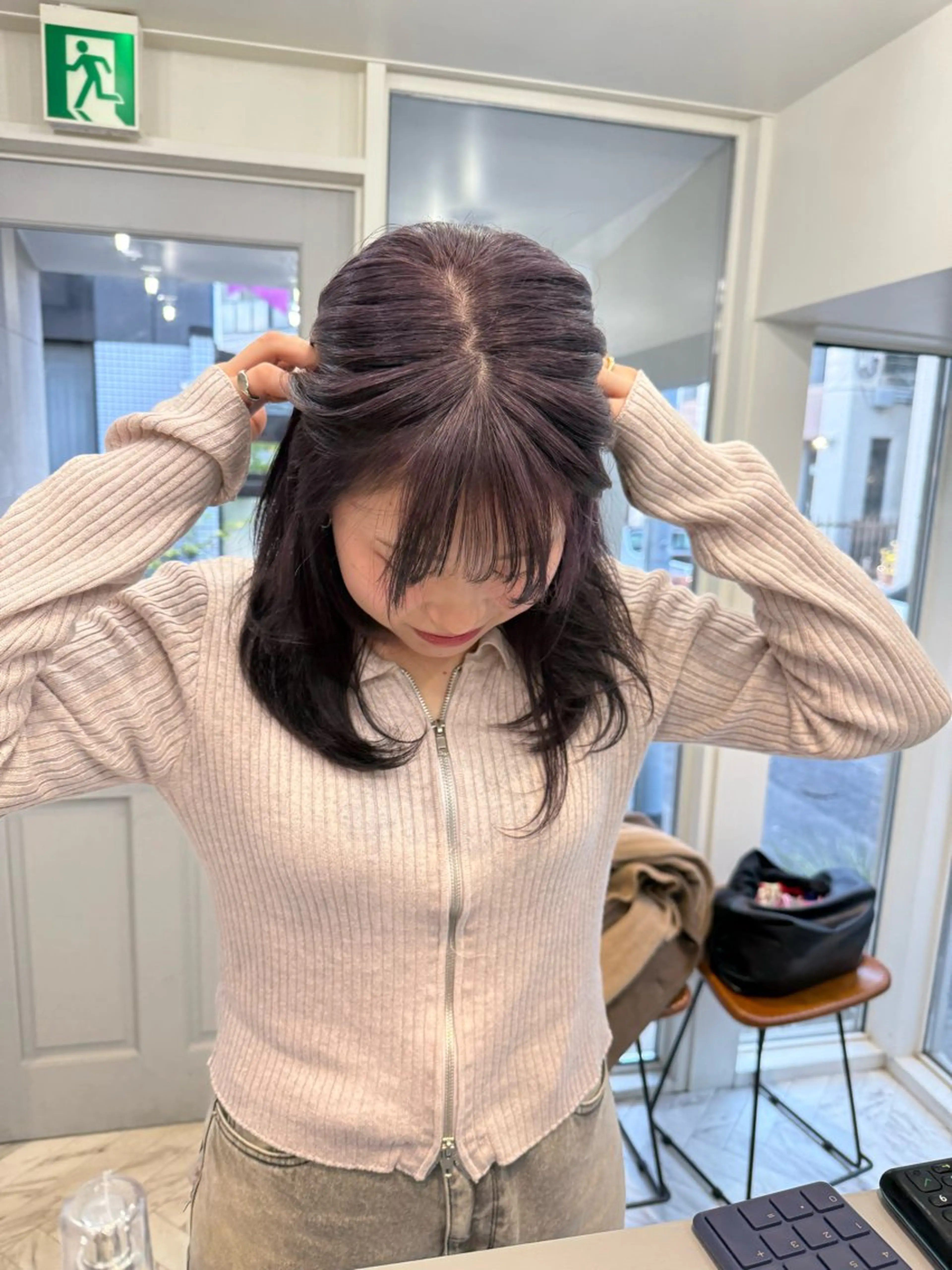 ミディアム カラー ミルクティー× グレージュMOMOのヘアスタイル