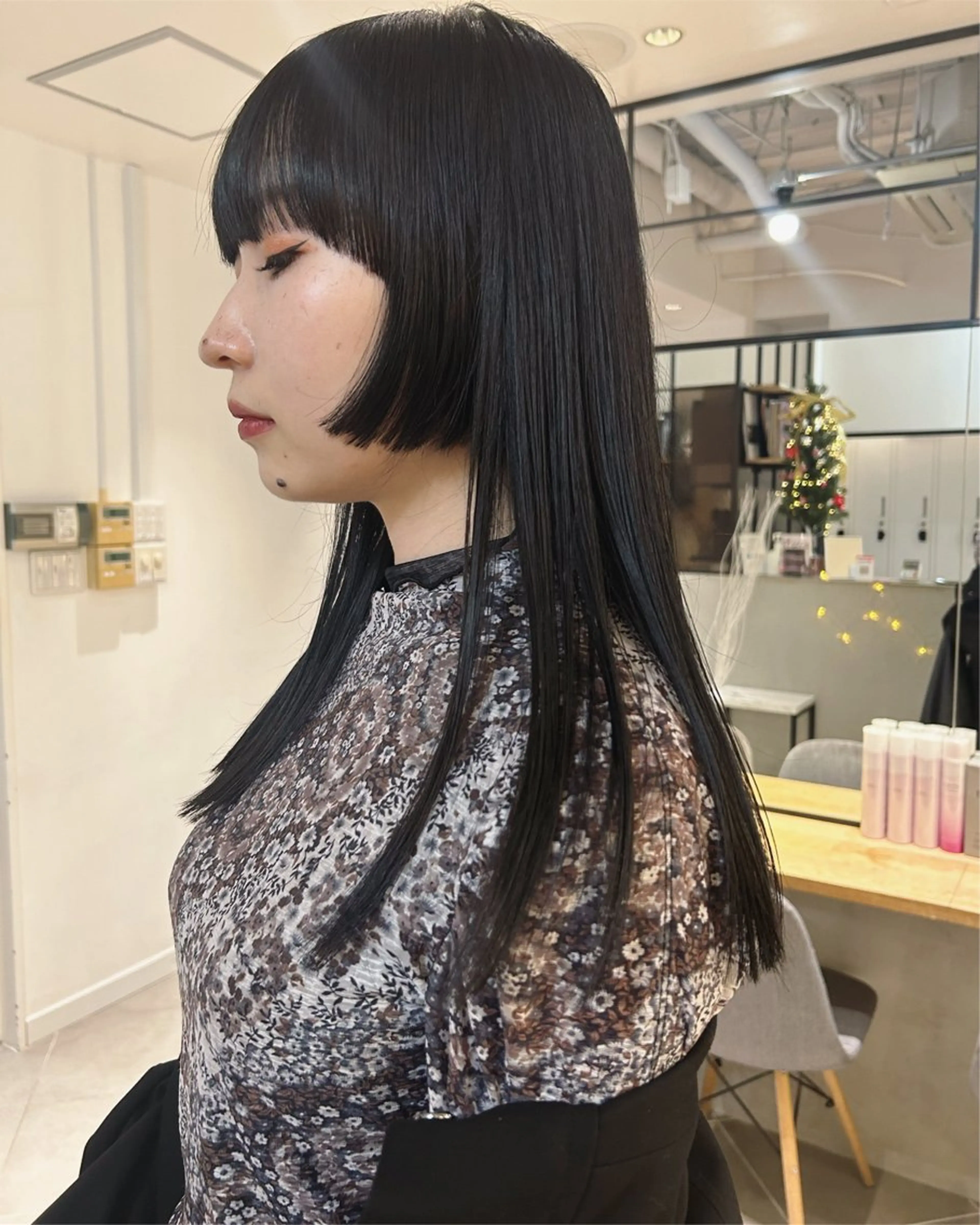 セミロング カラー 黒髪 ワイドバング カット ヘアカラー トリートメント Loom.所属・村上雅人 ナチュラルモードのヘアスタイル