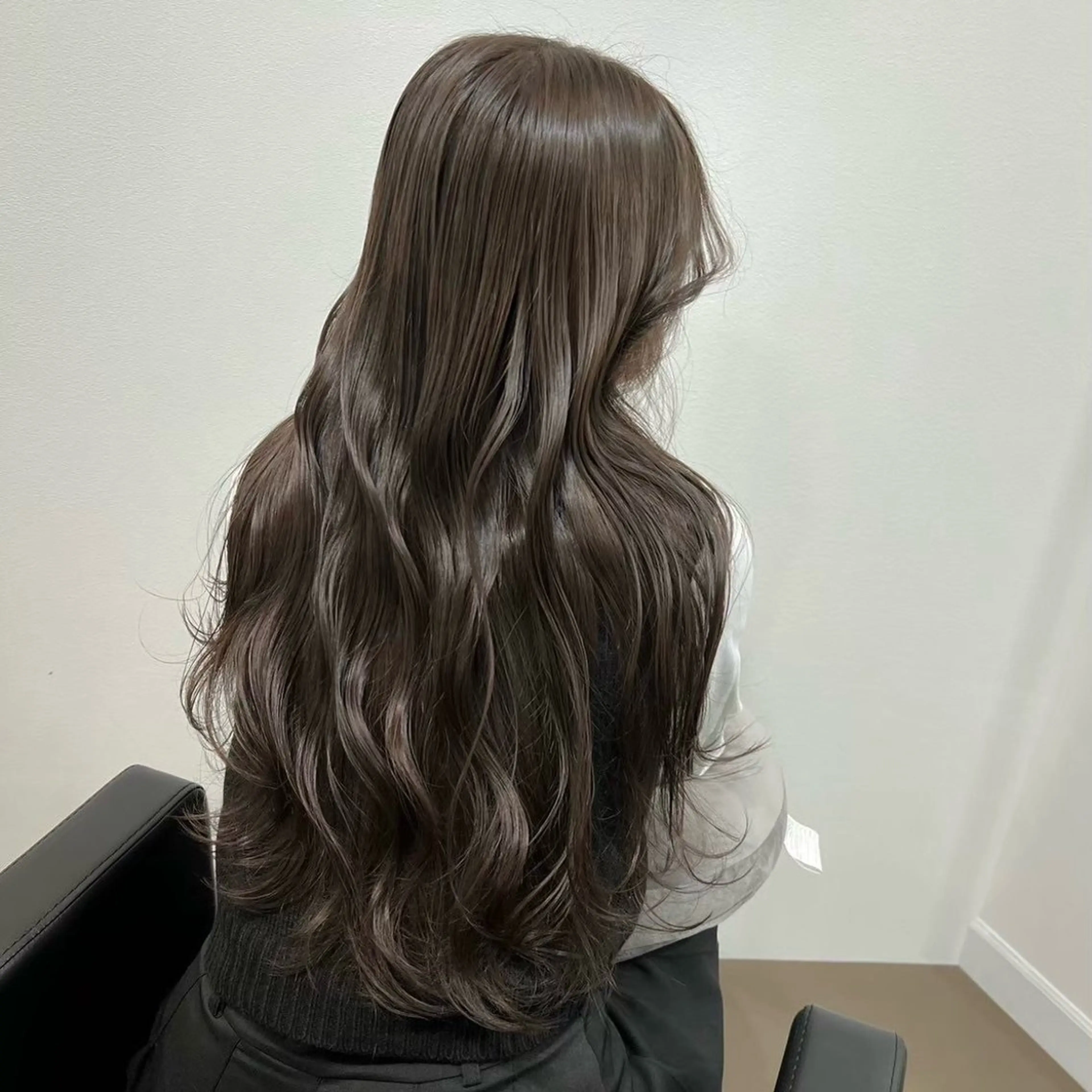 ロング 岡田 佳子のヘアスタイル