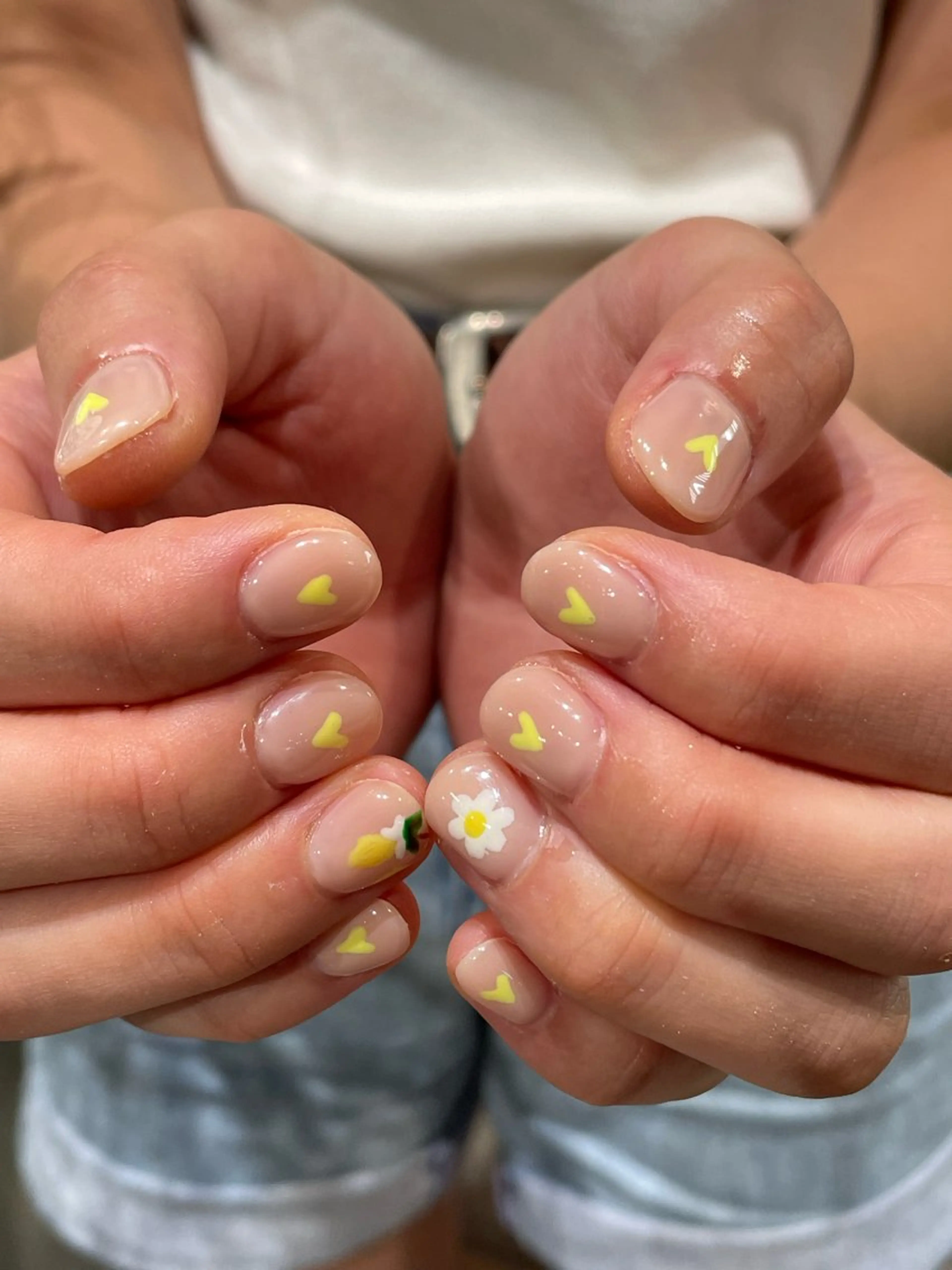 ネイル ニュアンスネイル 黄色 ハンドネイル ナチュラル透明感🌱 小山美樹子のヘアスタイル