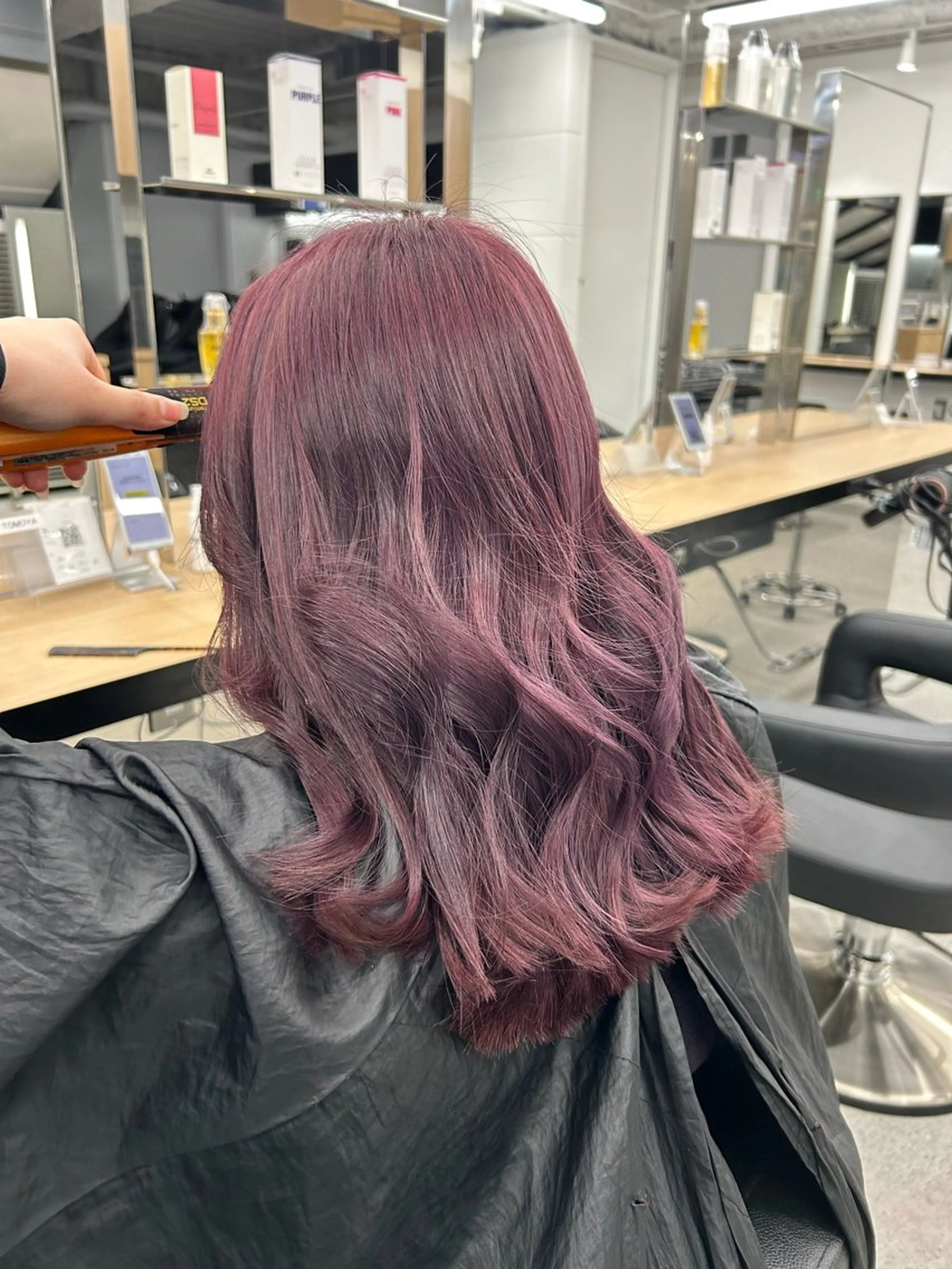 ロング メンズ ヘアカラー 艶感ミルクティー🤍 色落ち綺麗🤍ともやのヘアスタイル