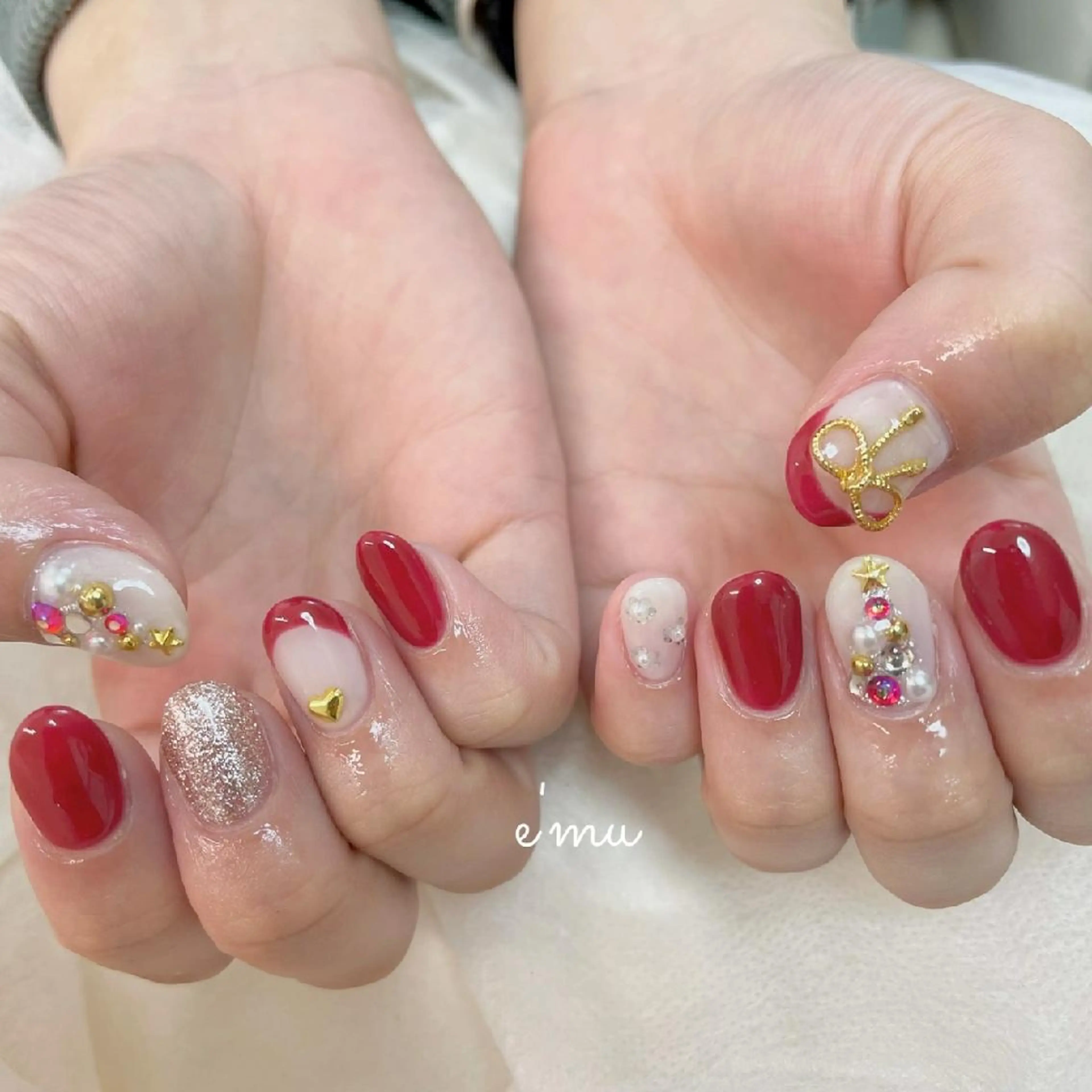 ネイル フレンチネイル 赤色 リボン 冬ネイル クリスマス nail salon e'mu💐のネイルデザイン