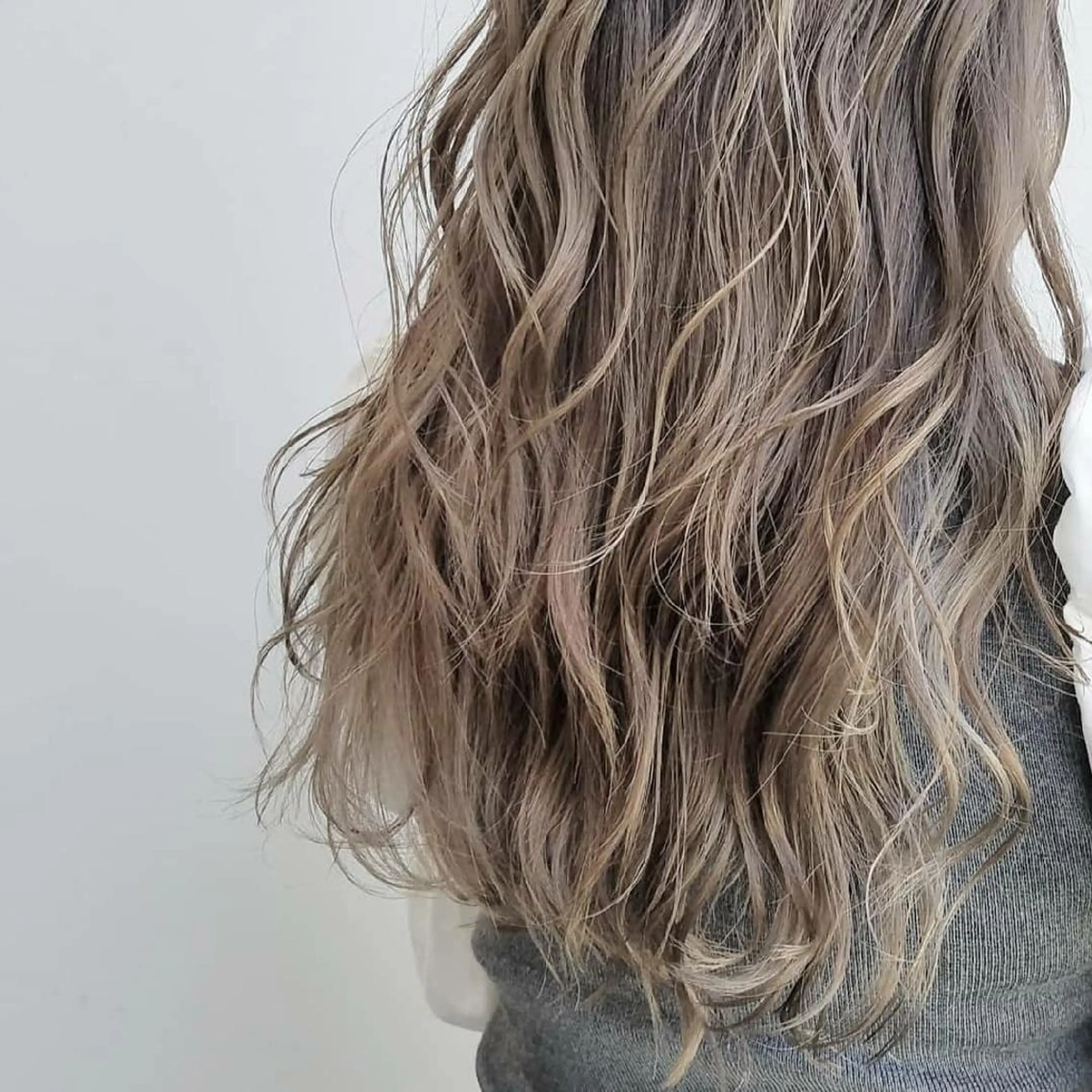 セミロング カラー ヘアアレンジ アッシュ ベージュカラー ミント iplus✴ まつげ、眉毛、耳つぼのマツエク・マツパデザイン