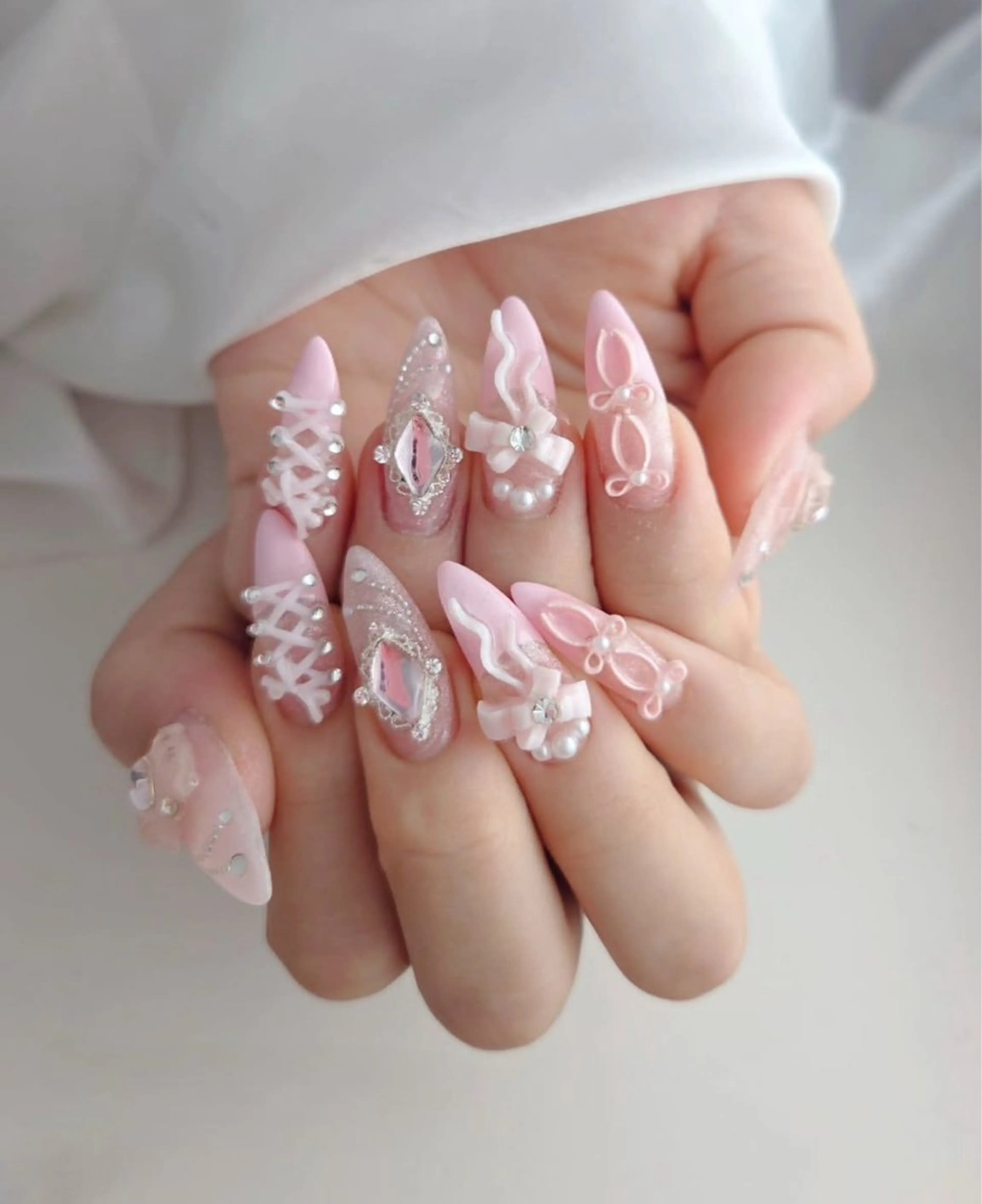 ネイル キラキラネイル マグネットネイル ミラーネイル ニュアンスネイル ワンホンネイル ハンドネイル Lyna 池袋のネイルデザイン