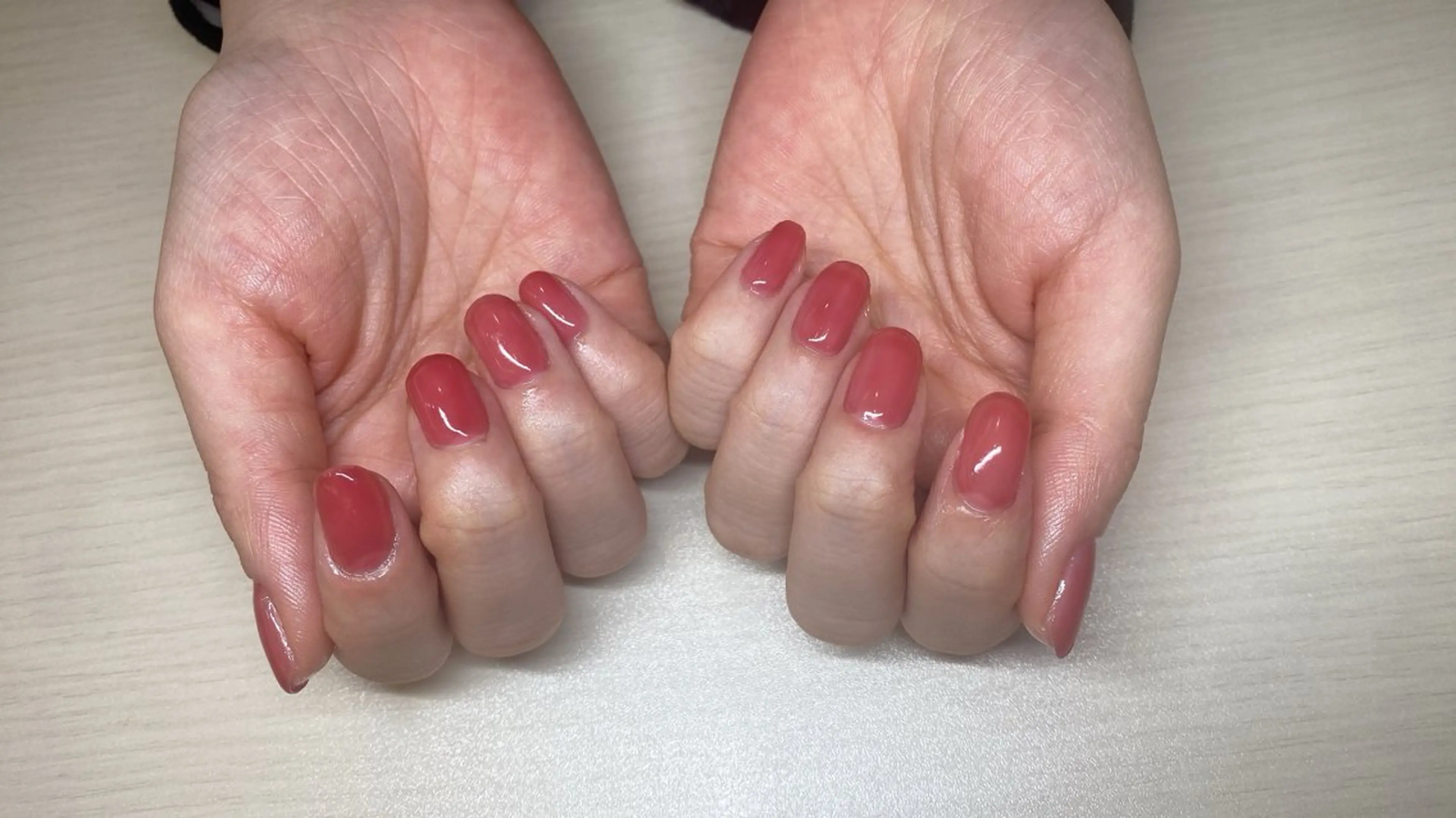 ネイル ワンカラーネイル ピンク 赤色 齋藤 優花のネイルデザイン