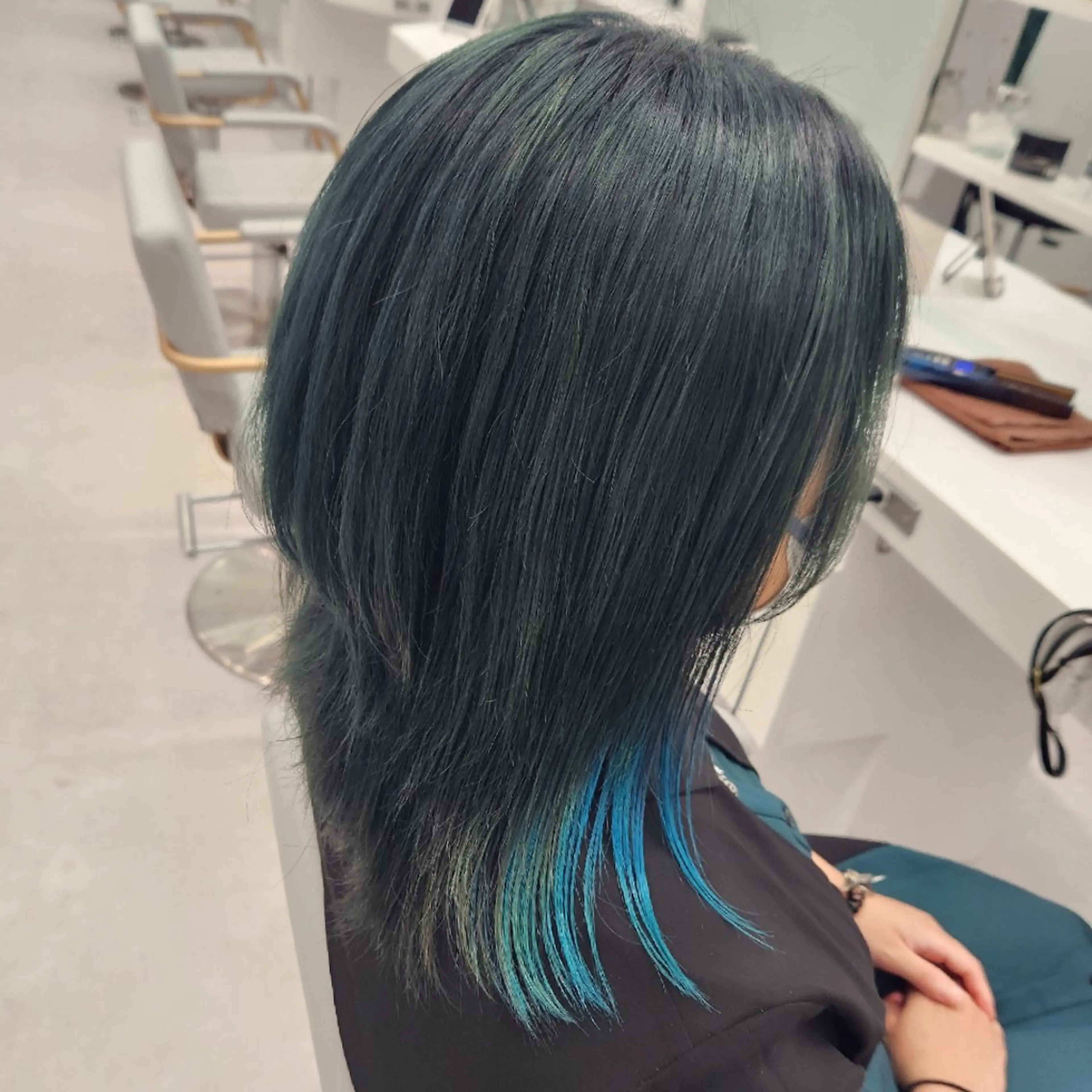 ミディアム 推しアニメカラー🌈 ツヤ透明感カラー🦄のヘアスタイル