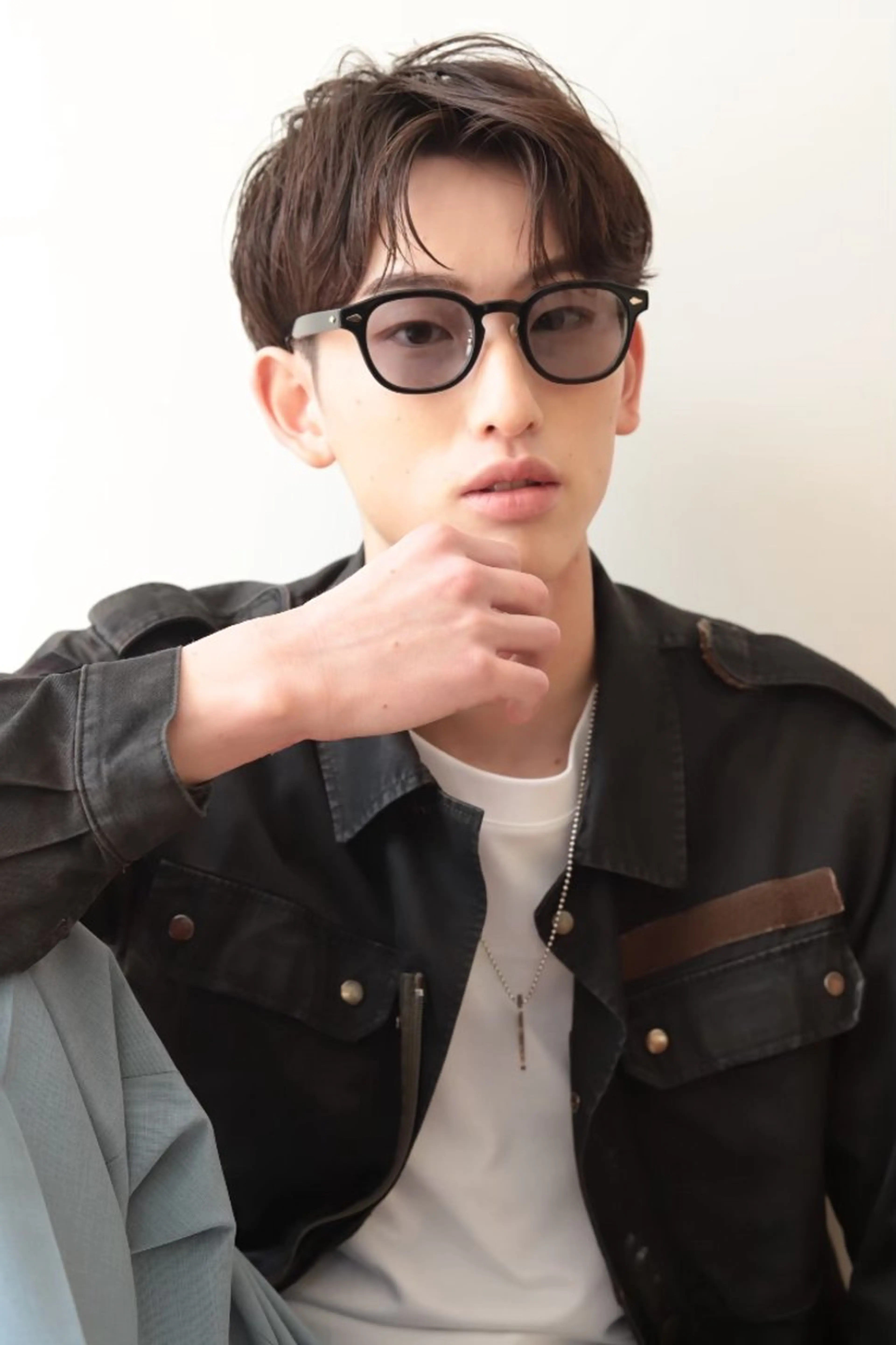 パーマ メンズ センターパート メンズパーマ ニュアンスパーマ カット パーマ メンズ ヘアメイク  ハイトーン キャロのヘアスタイル