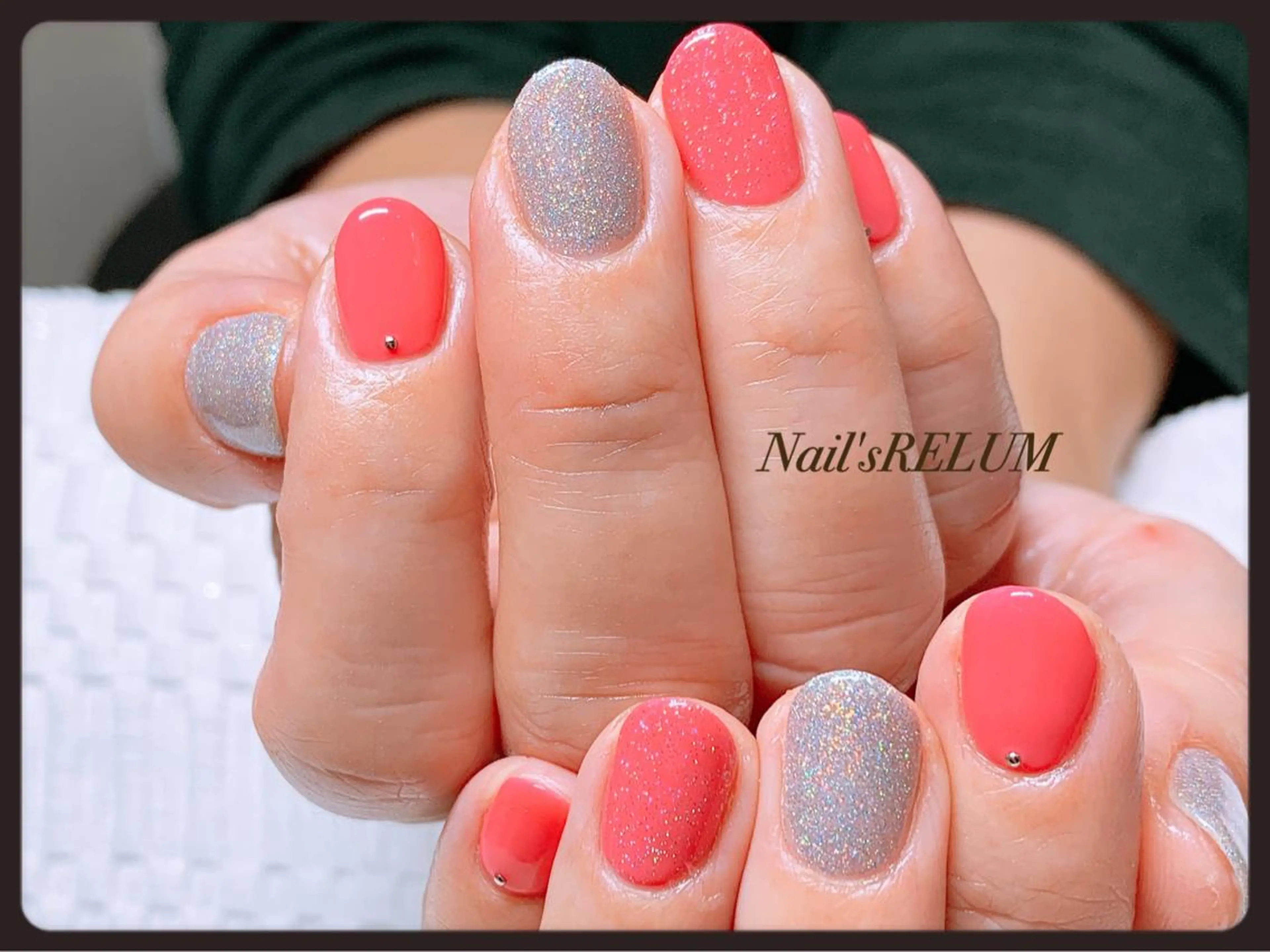 ネイル アートネイル ラメ(グリッター) シルバー ハンドネイル THECOLORS所属・近貞 莉奈のネイルデザイン