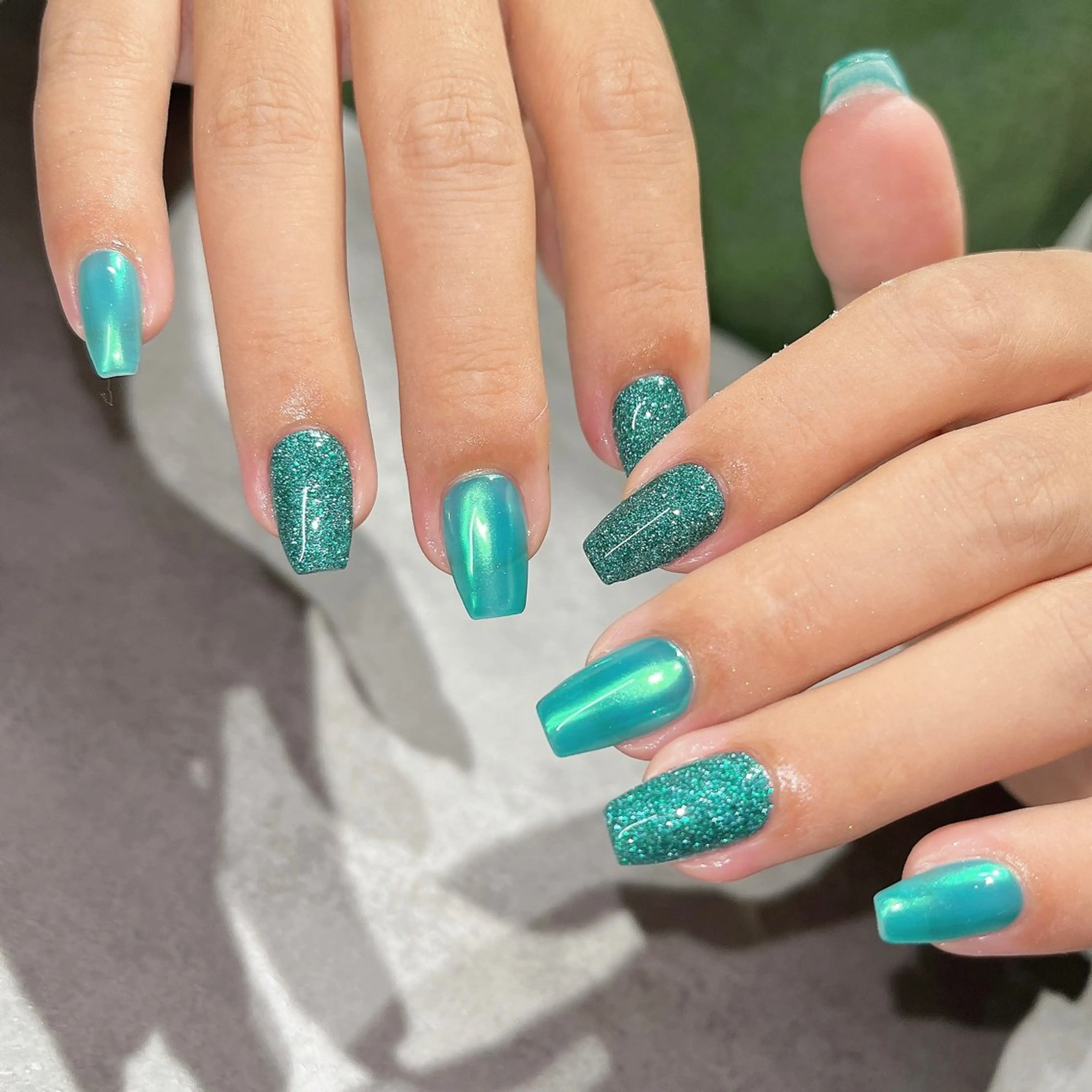 ネイル フットネイル フレンチネイル ジェルネイル ラメ(グリッター) ラメグラデーション ハンドネイル NEO Beauty Salon所属・𝐍𝐄𝐎 𝐉𝐔𝐑𝐈のネイルデザイン