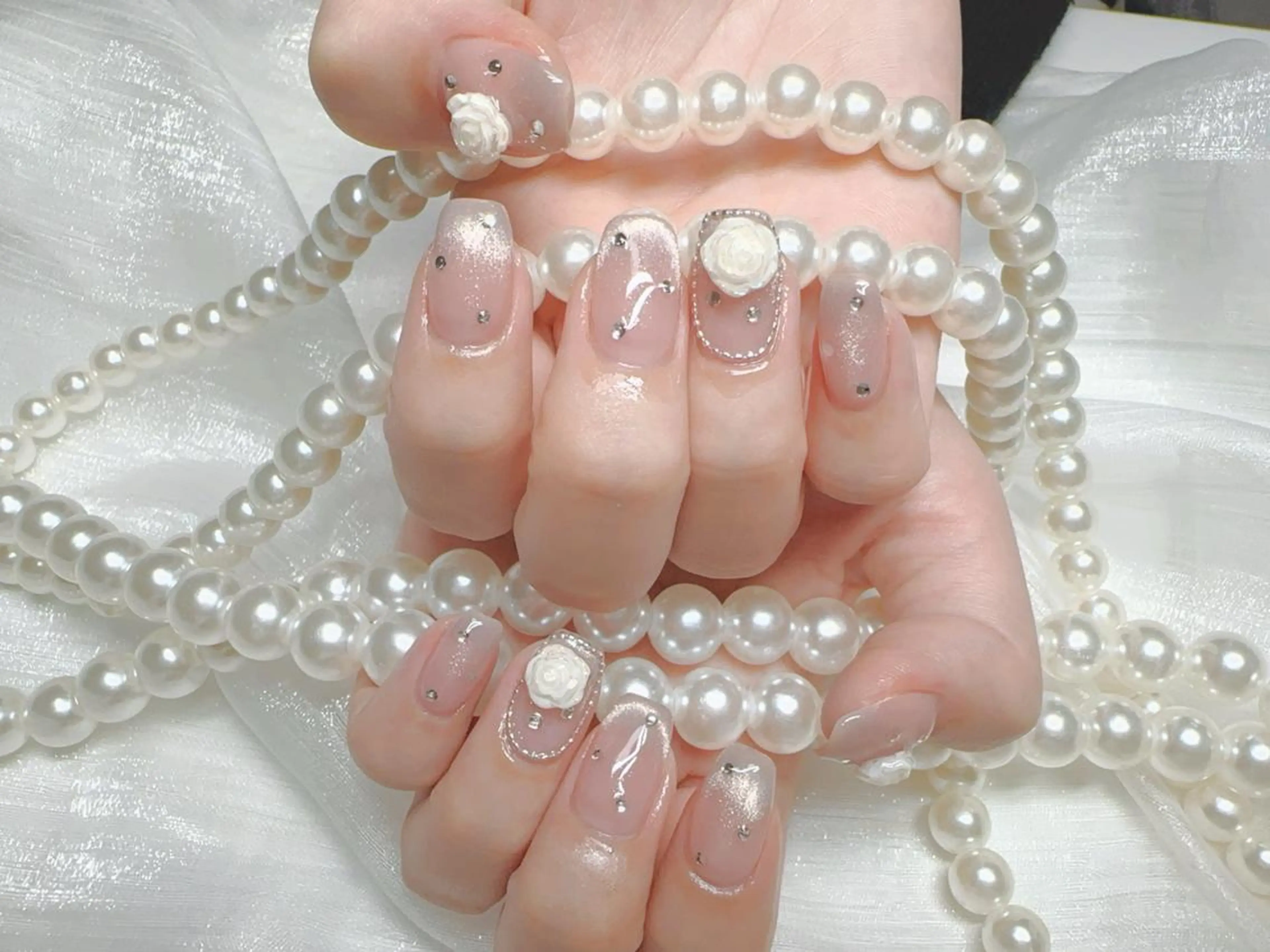 ネイル オーロラネイル 長さ出し フレンチネイル ガーリー キラキラネイル ハンドネイル Lucky nail salonのネイルデザイン