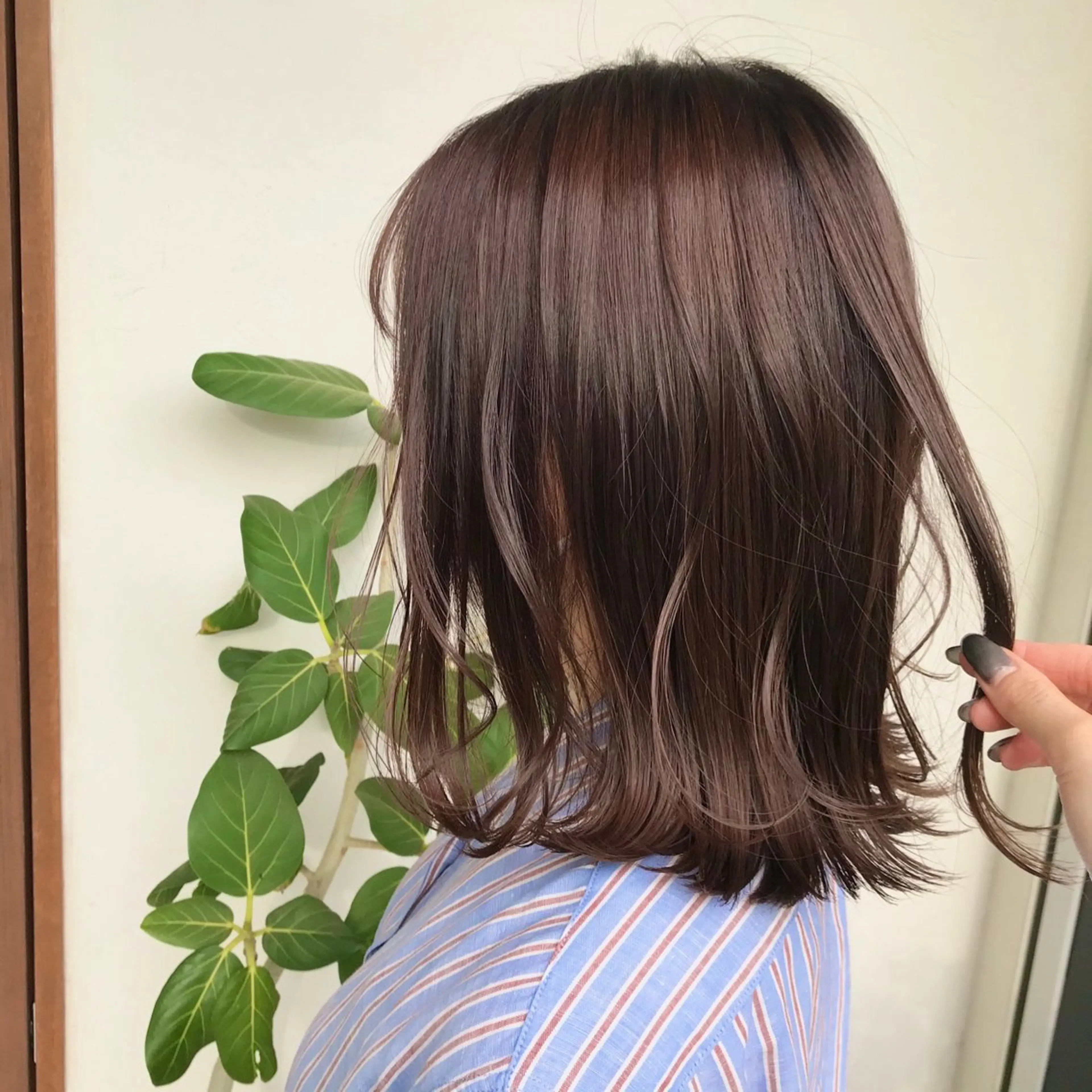 ミディアム カラー ブラウンカラー ピンクカラー ピンクブラウン 吉村 芽咲のヘアスタイル