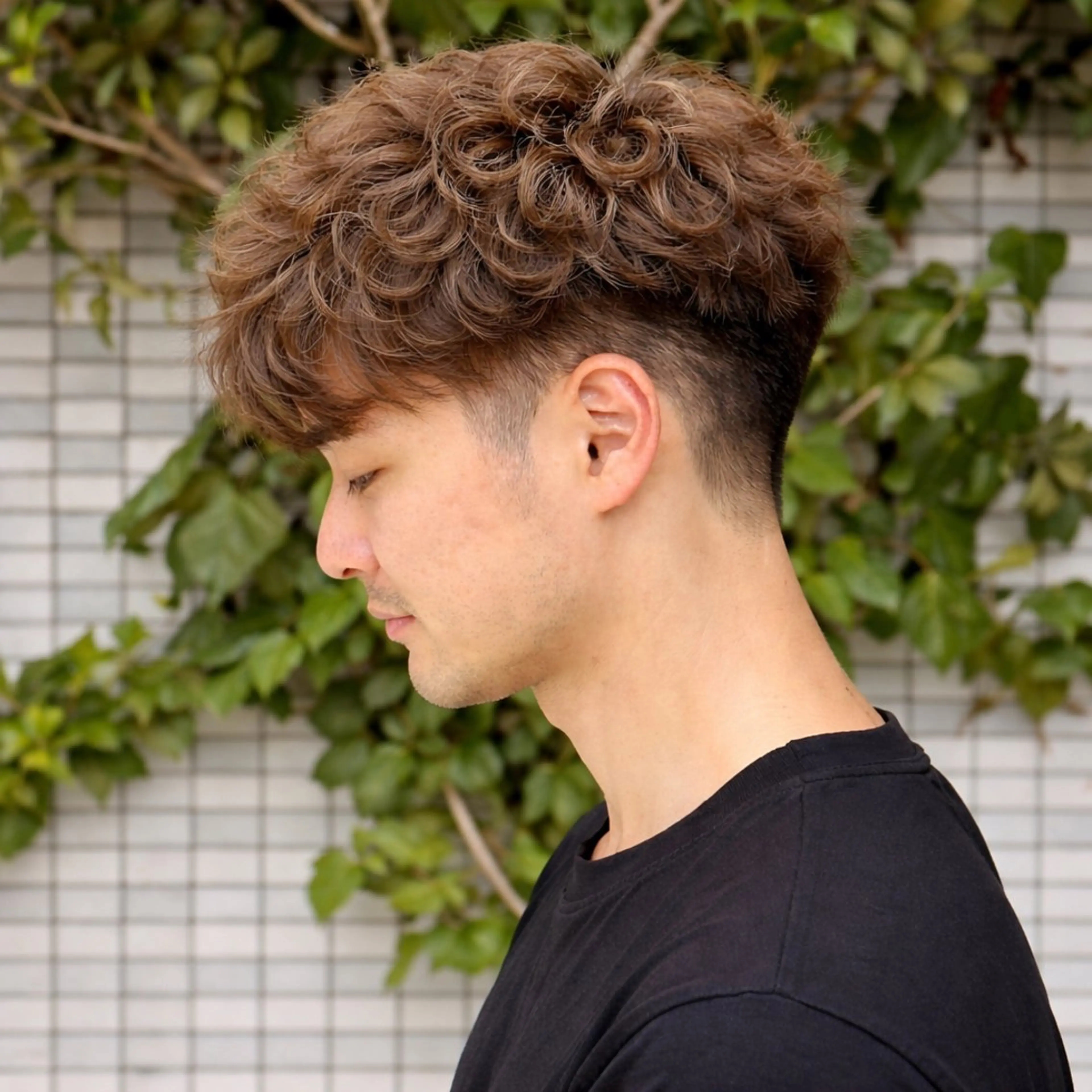 ショート パーマ メンズ メンズブリーチ センターパート マッシュウルフ マッシュ メンズパーマ 山本 陸央のヘアスタイル