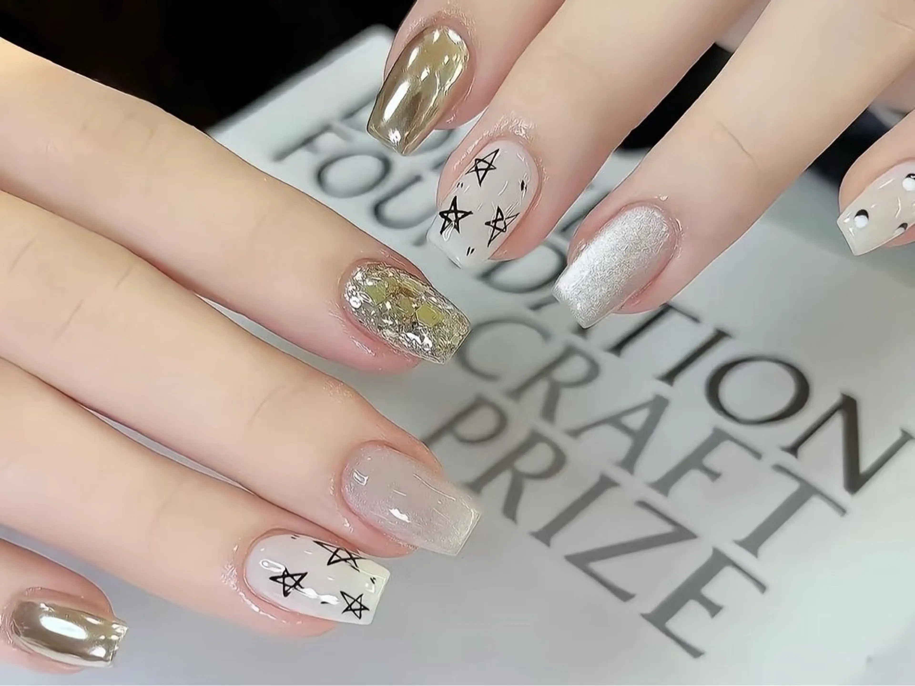 ネイル アートネイル ゴールド ミラーネイル ハンドネイル ハンドケア DarkHoney 池袋店のネイルデザイン