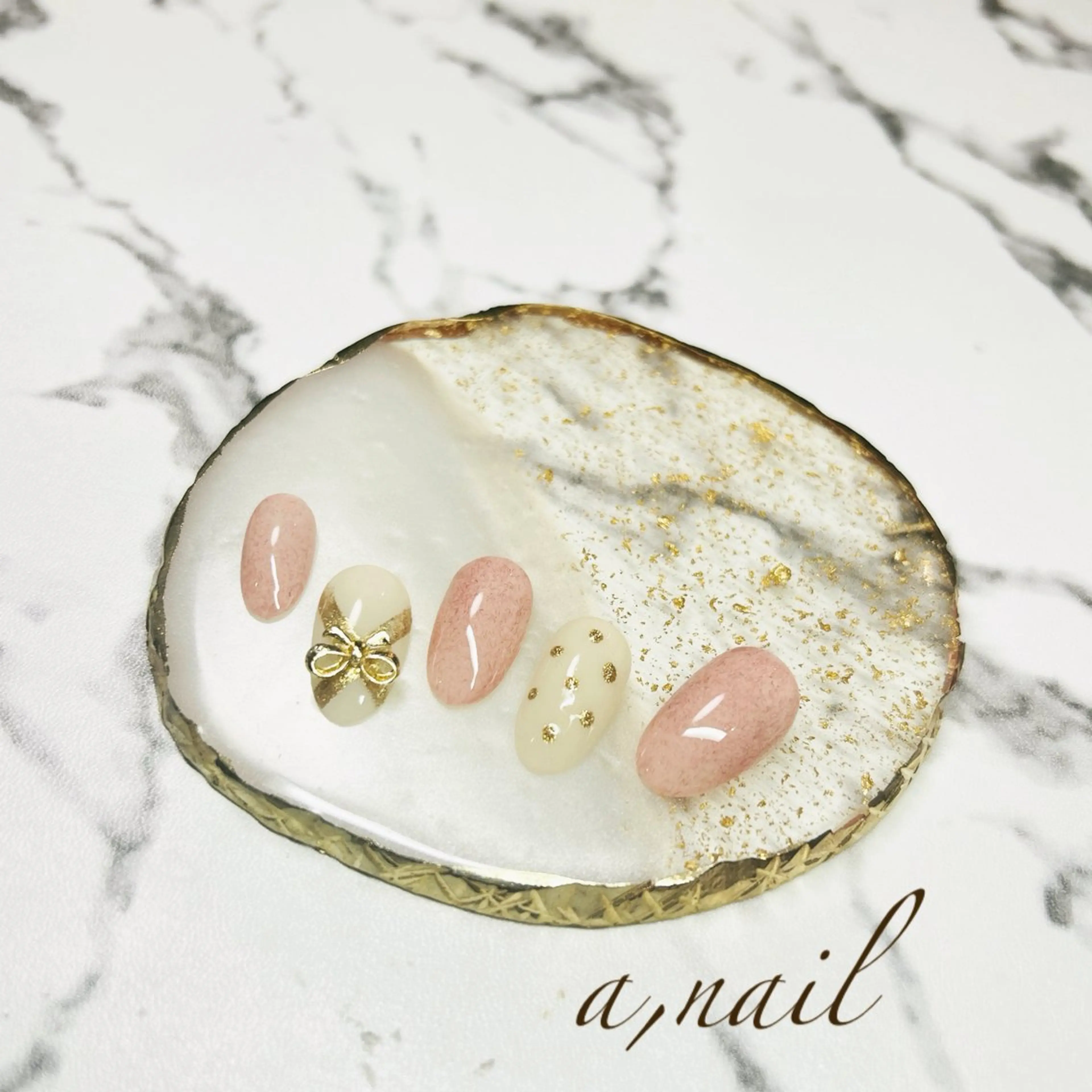 ネイル ドット キラキラネイル リボン シンプルネイル 冬ネイル ハンドネイル ネイルサロン エーネイルのネイルデザイン