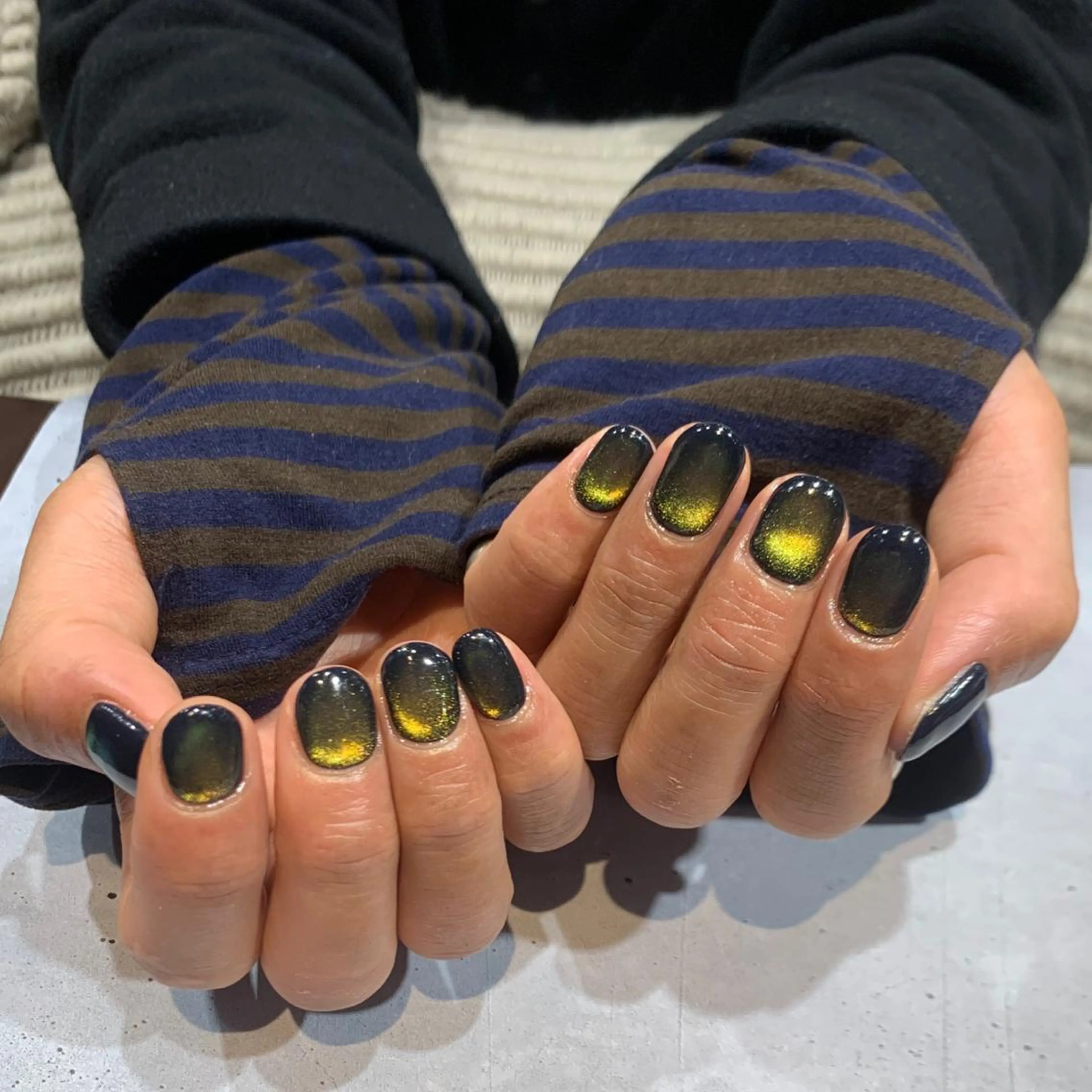 ネイル ネイビー 黄色 ハンドネイル nailist Chisakiのネイルデザイン