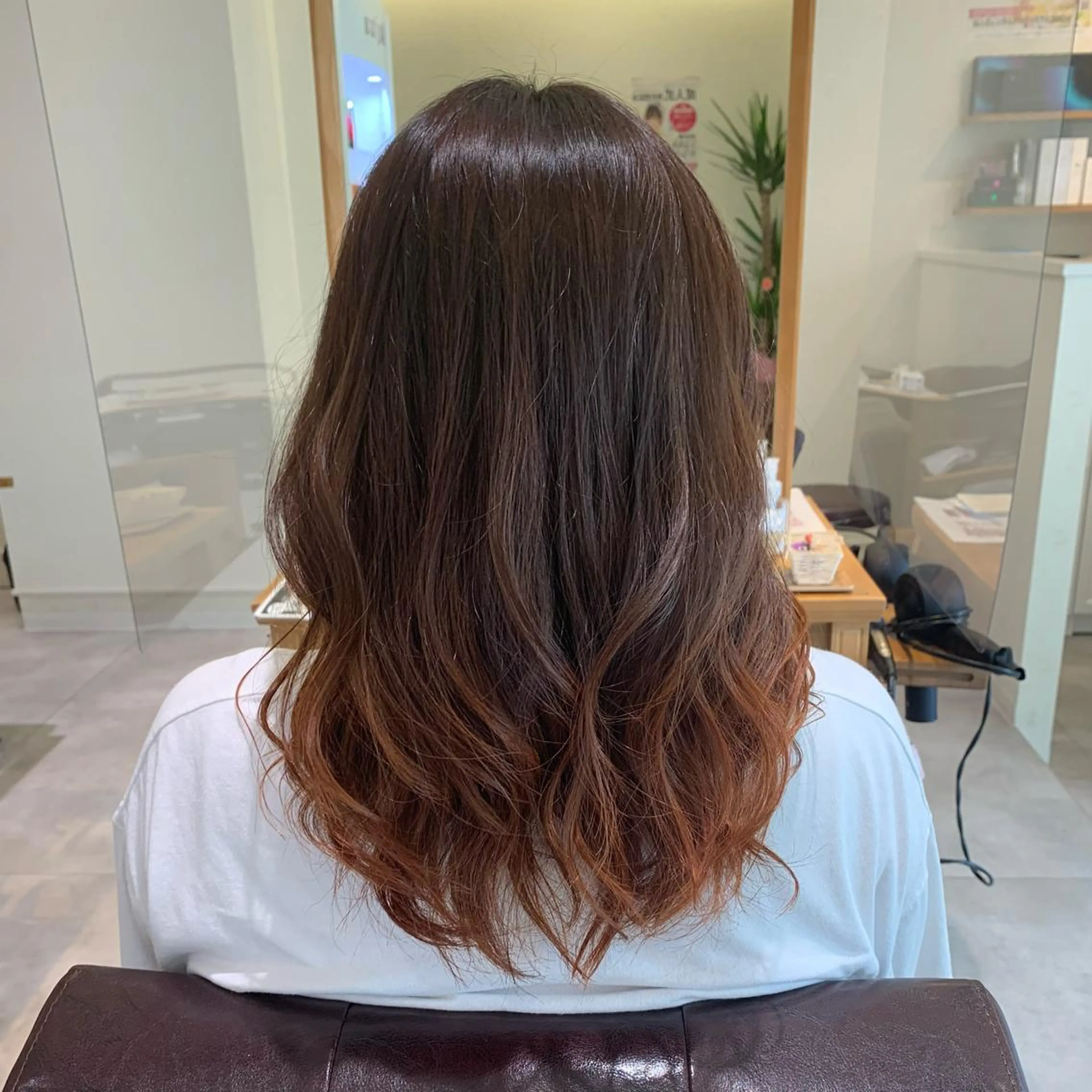 ミディアム カラー バレイヤージュ グラデーションカラー オレンジ レイヤーカット 農添 杏のヘアスタイル