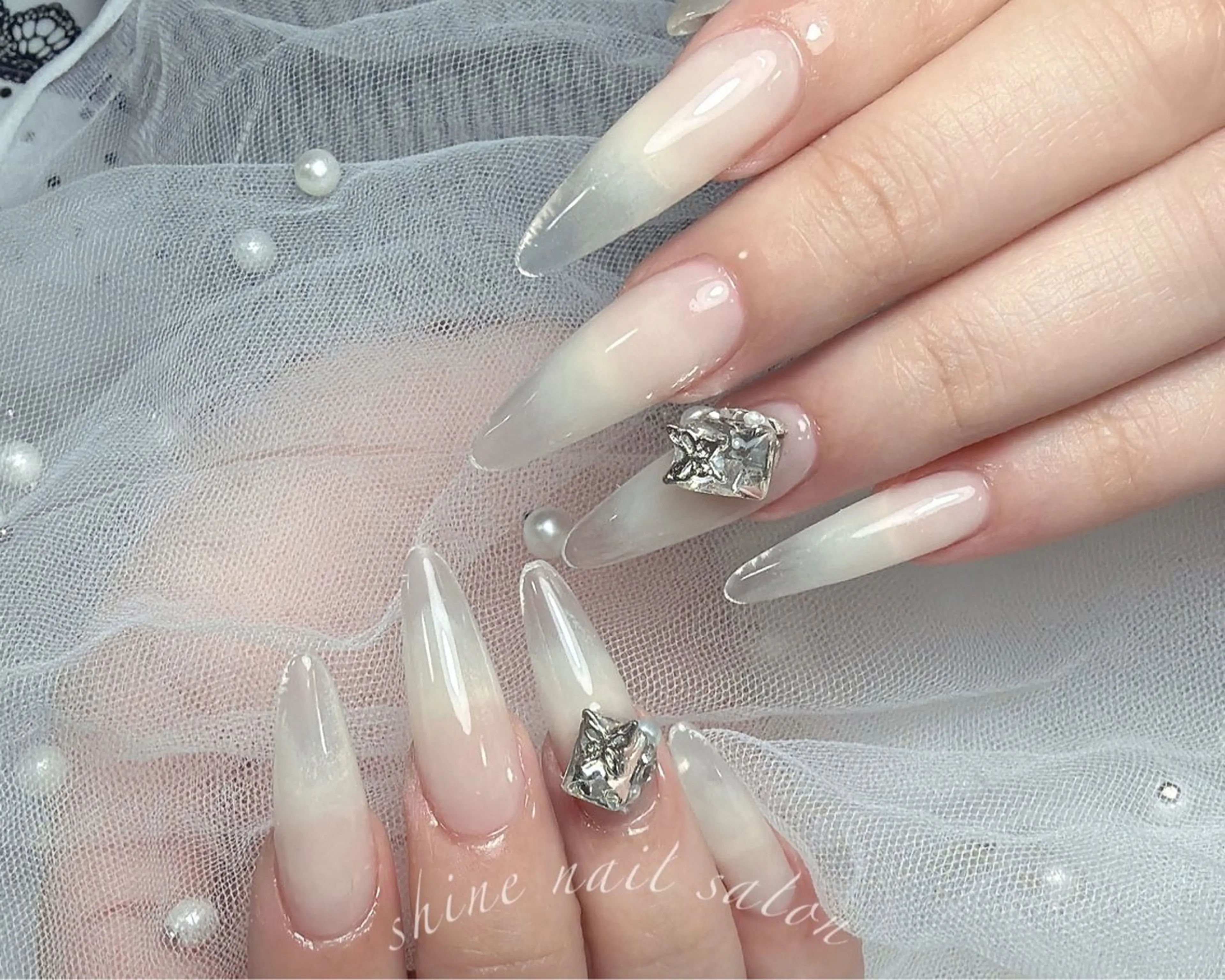 ネイル shineジェル& チップ長さだしのネイルデザイン