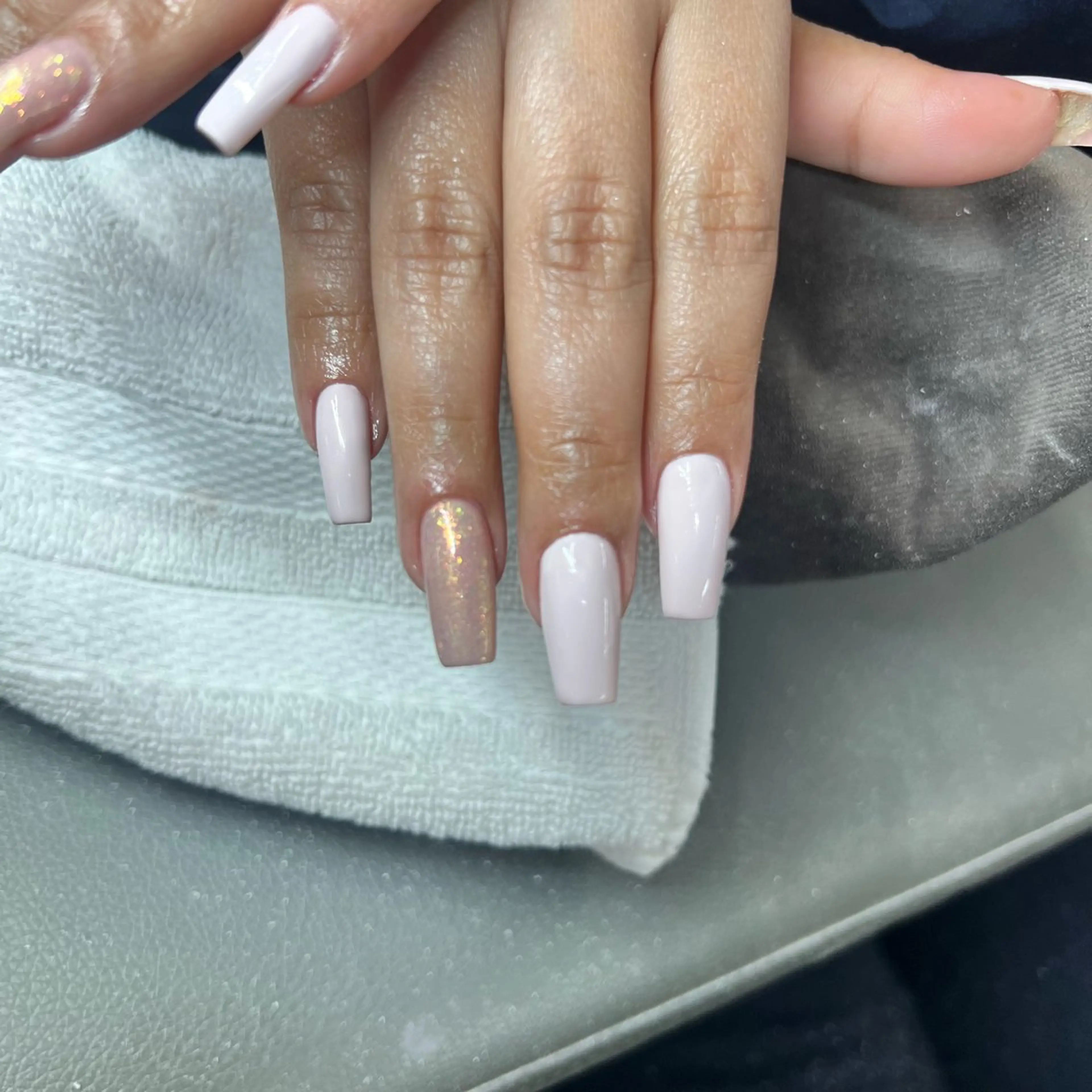 カラー aura nail salon所属・ＮＧＵＹＥＮ ＴＡＭのネイルデザイン