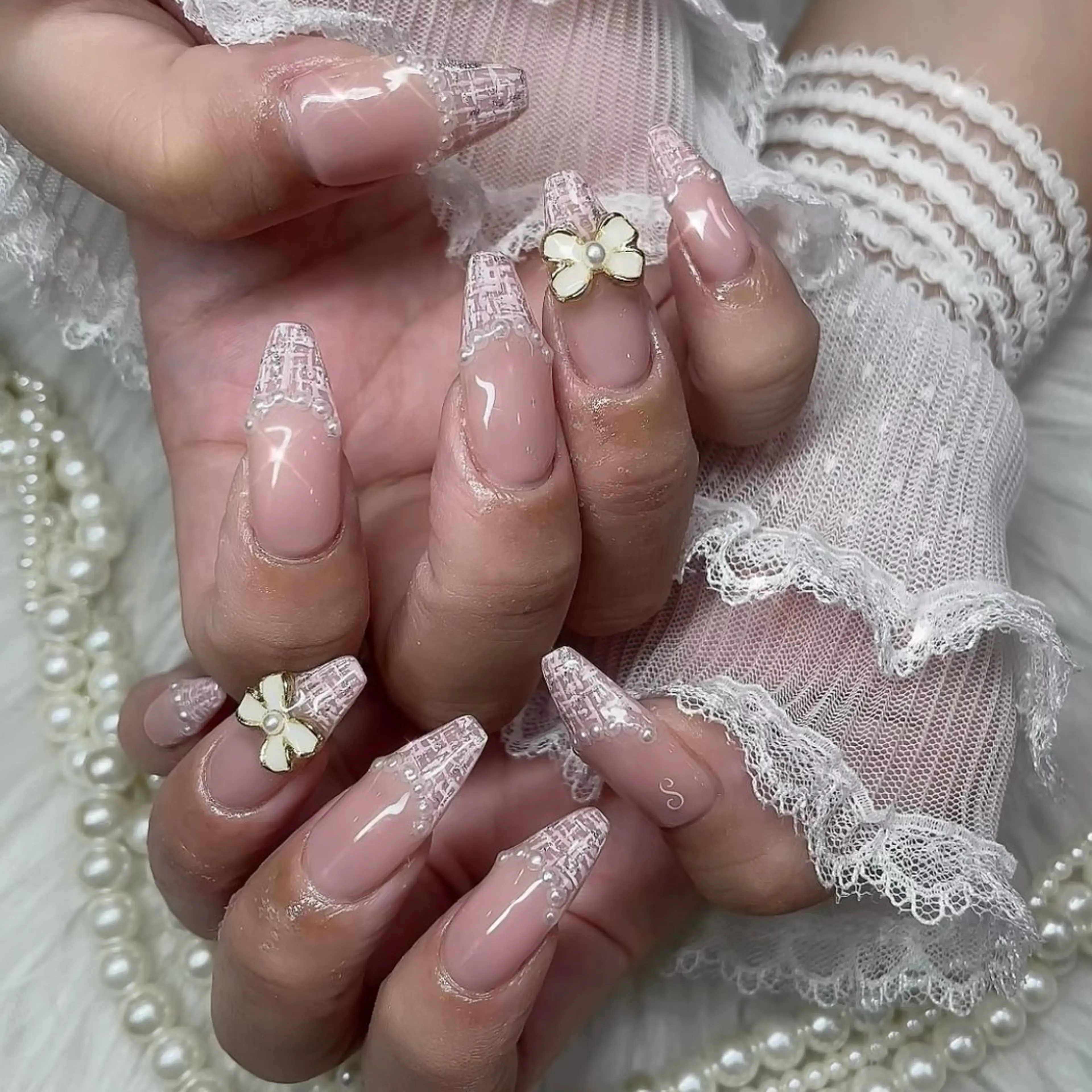 ネイル MINAMI໒꒱ Y2K、韓国ガーリーのネイルデザイン