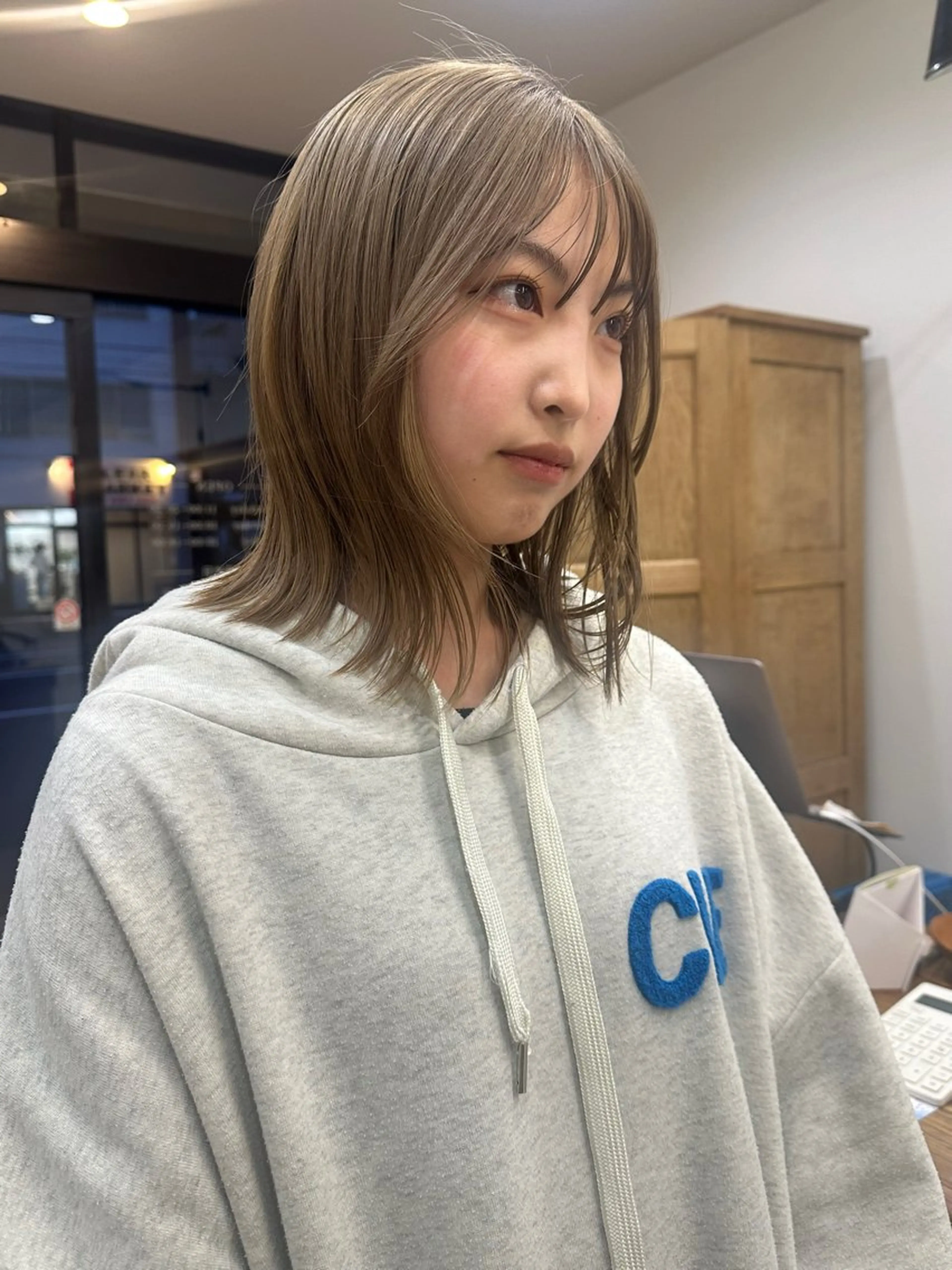 ミディアム 成澤 凜花のヘアスタイル