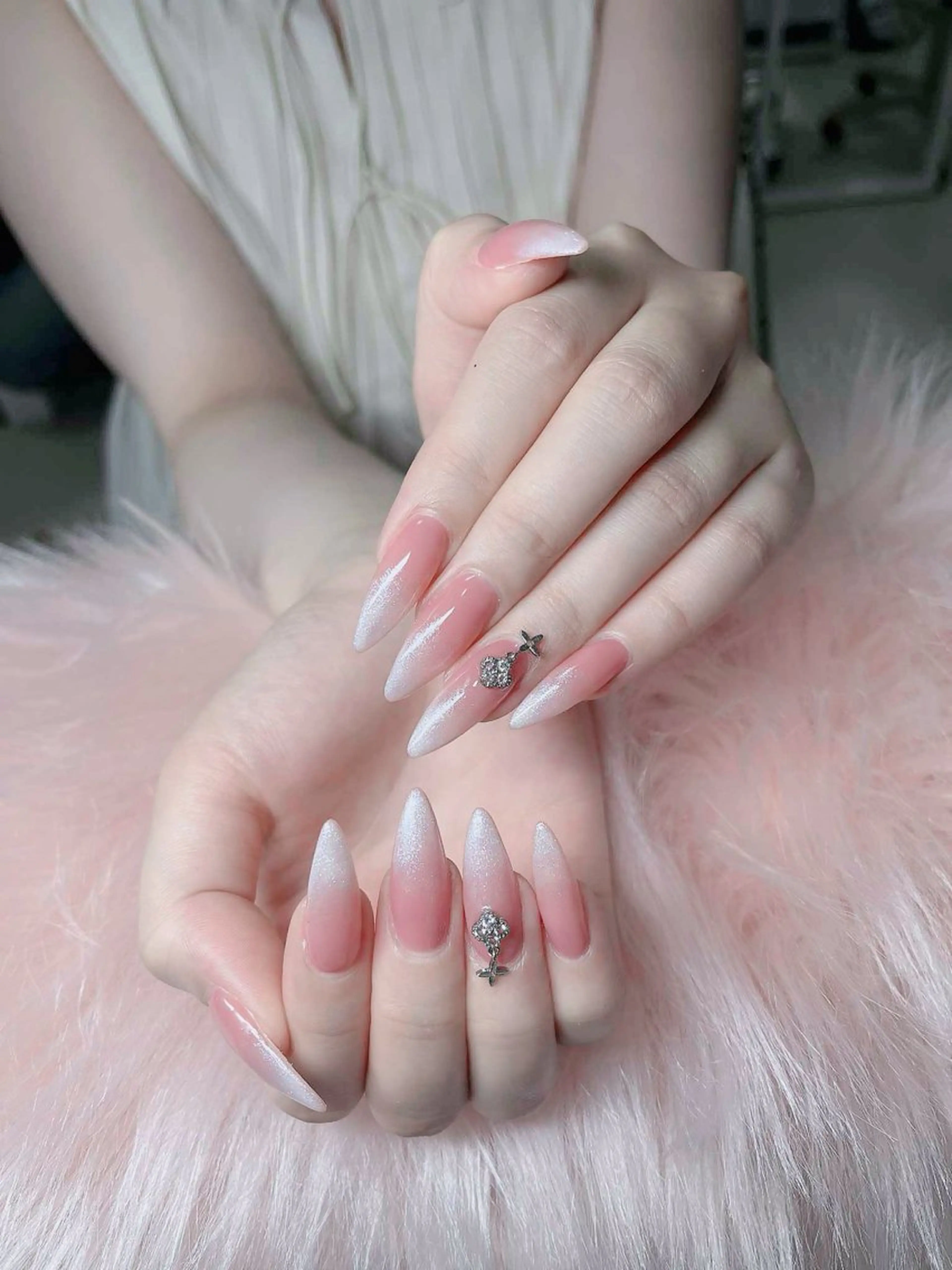 ネイル オーロラネイル フレンチネイル ジェルネイル ハロウィン キラキラネイル ハンドネイル H.baby Nail Salonのネイルデザイン