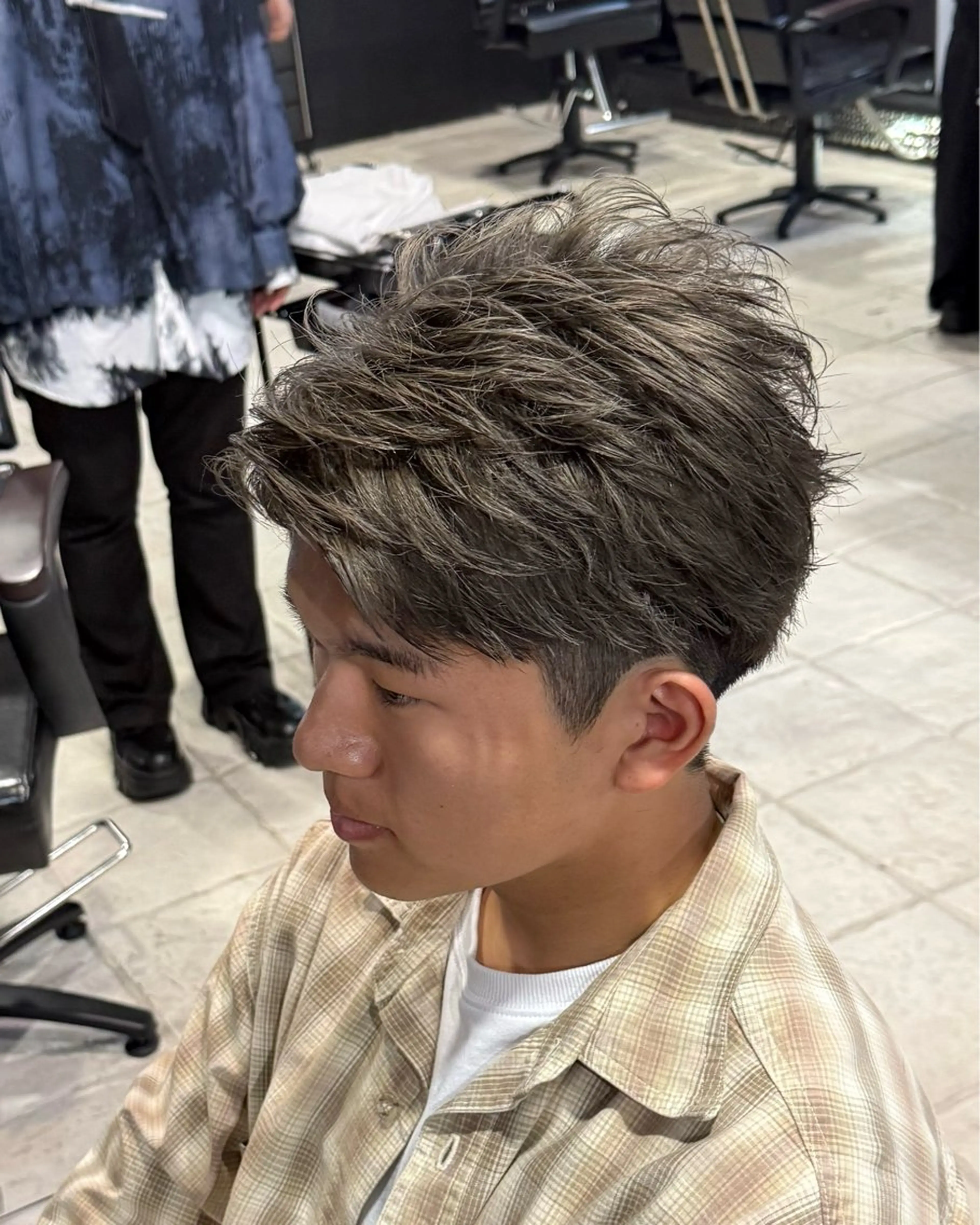 ショート カラー メンズ 透明感カラー グレージュ シルバー シルバーグレージュ ショートヘア カット ヘアカラー 難波/メンズウルフ・ フェザーパーマ鶴田文のヘアスタイル