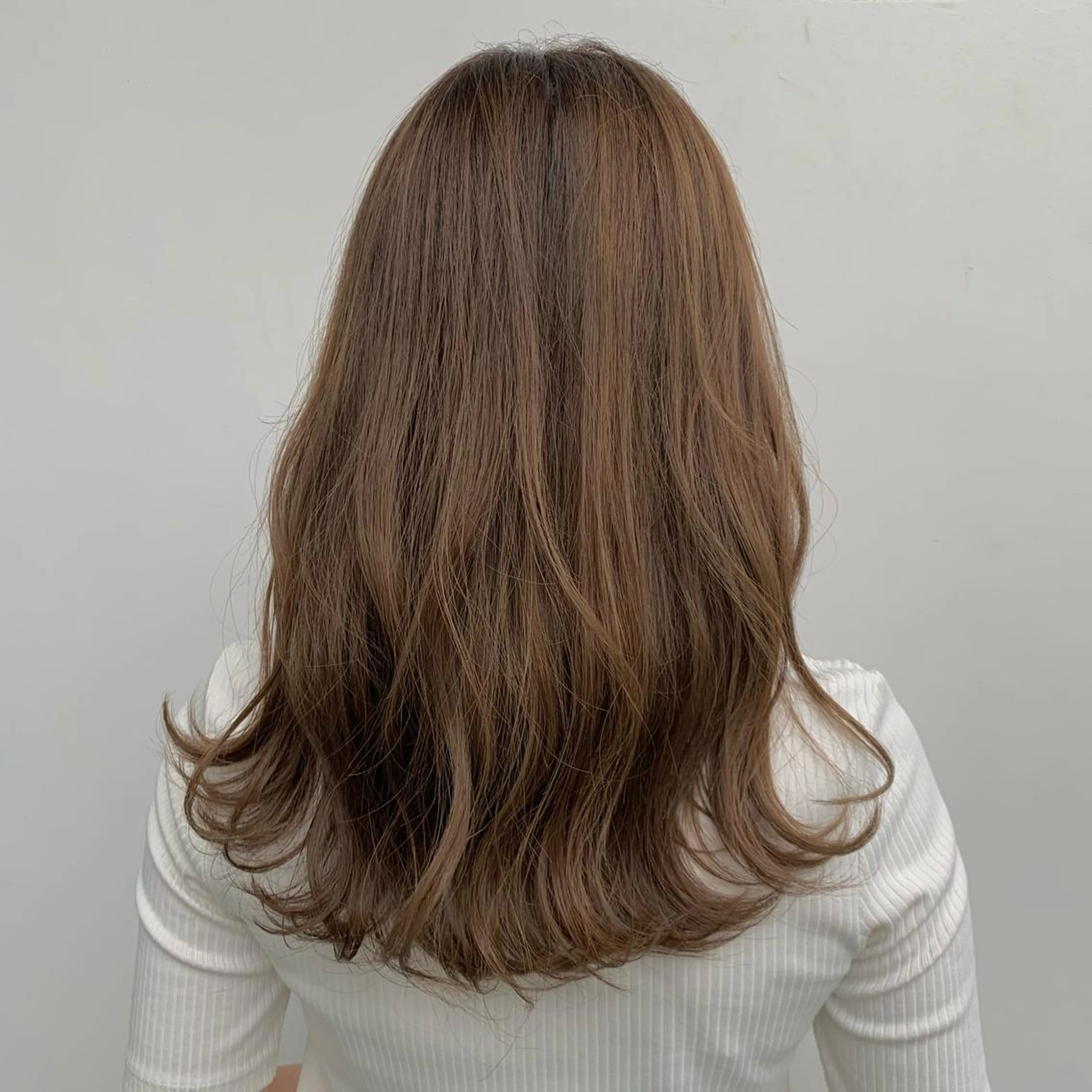 ミディアム カラー ミディアムパーマ ベージュカラー ブリーチ イヤリングカラー イルミナカラー ヘアカラー SALOWIN表参道店所属・マンツーマン×半個室 まちだきょうすけのヘアスタイル