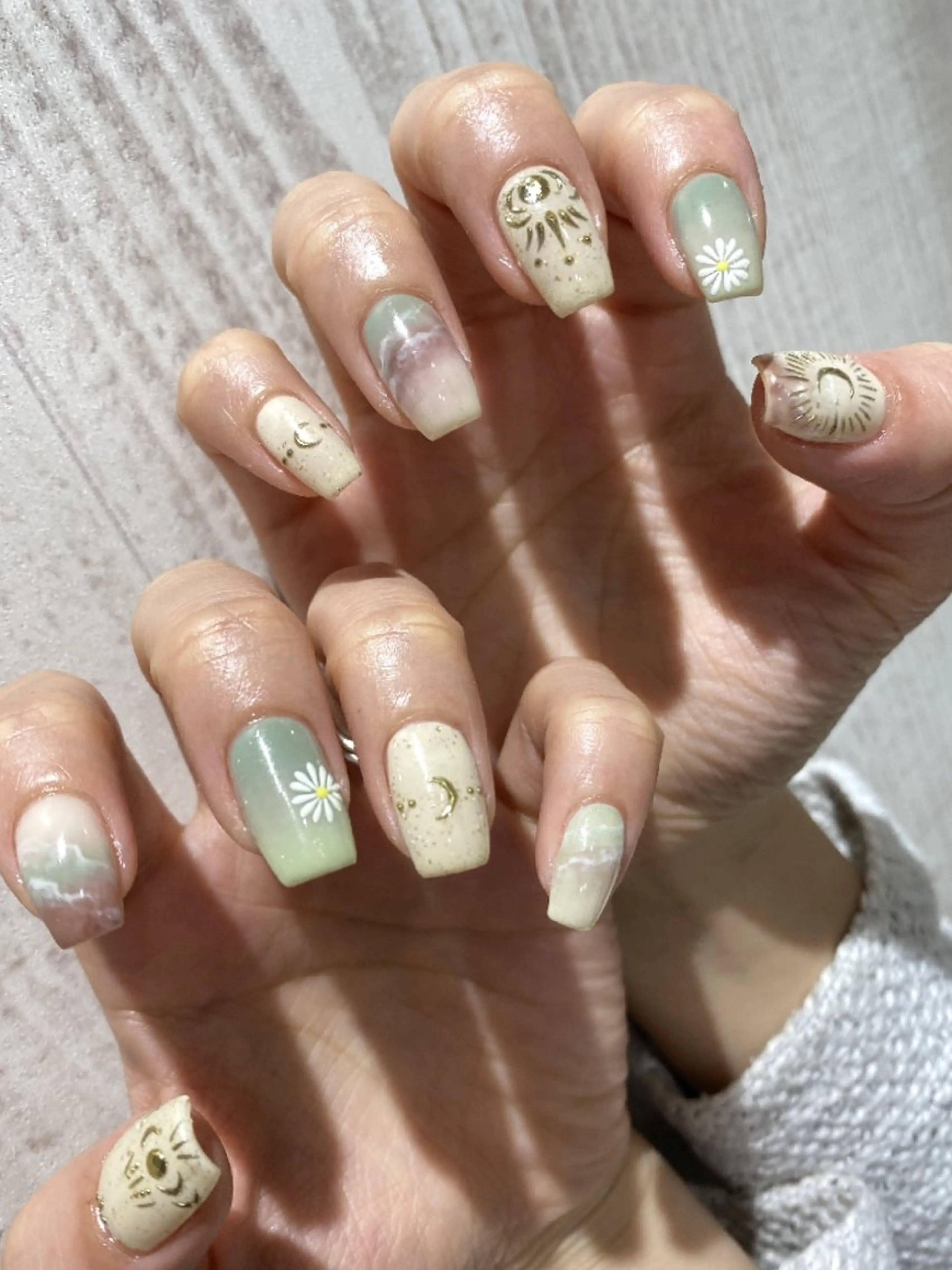 ネイル リボン ストーンネイル ハンドネイル 13日3980円‼️ マグもデザインも◎のネイルデザイン