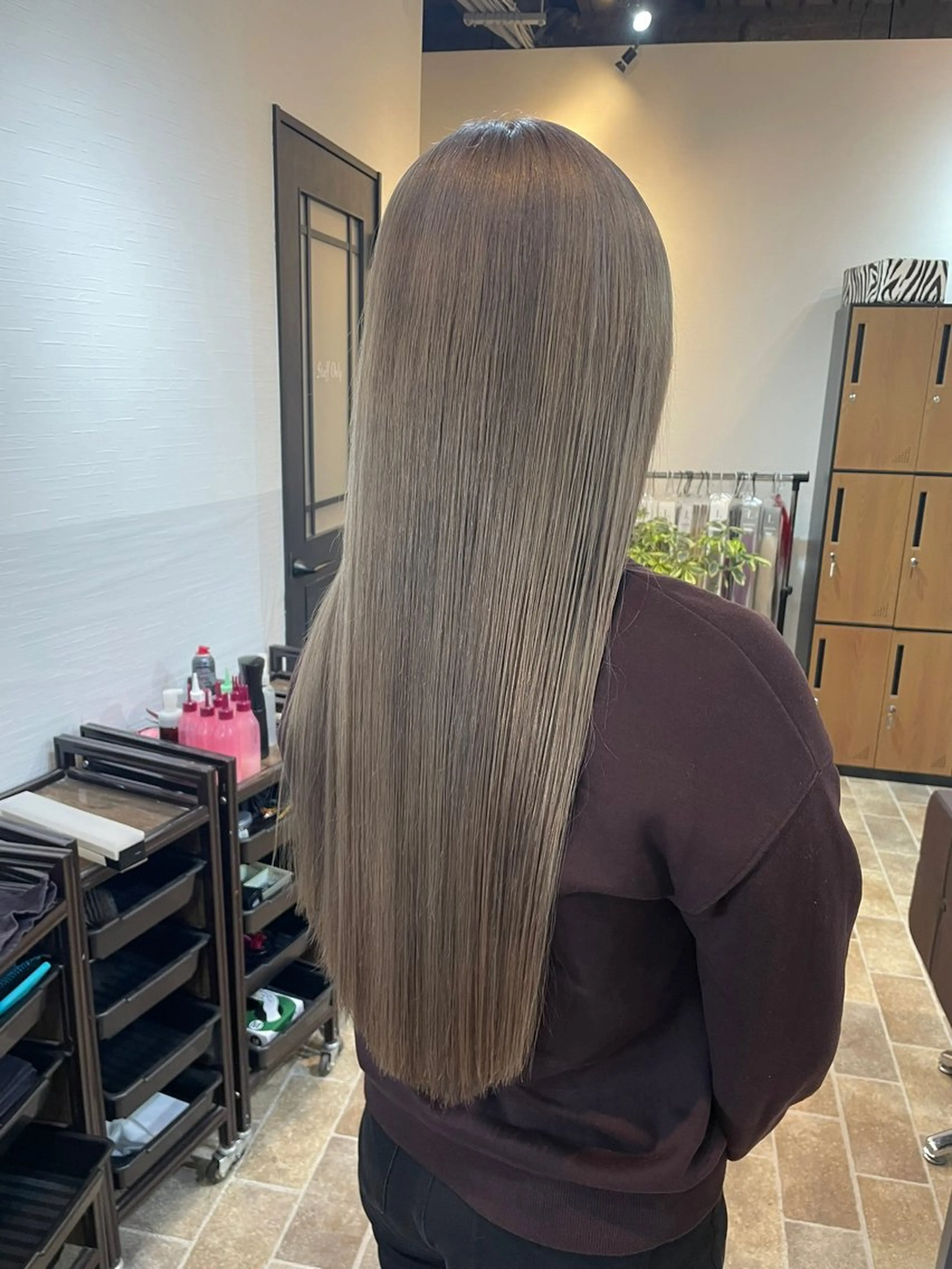 ロング カラー ベージュカラー シルバー シルバーベージュ ヘアカラー Ammi hair所属・YUI/ ブリーチカラー🌷のヘアスタイル