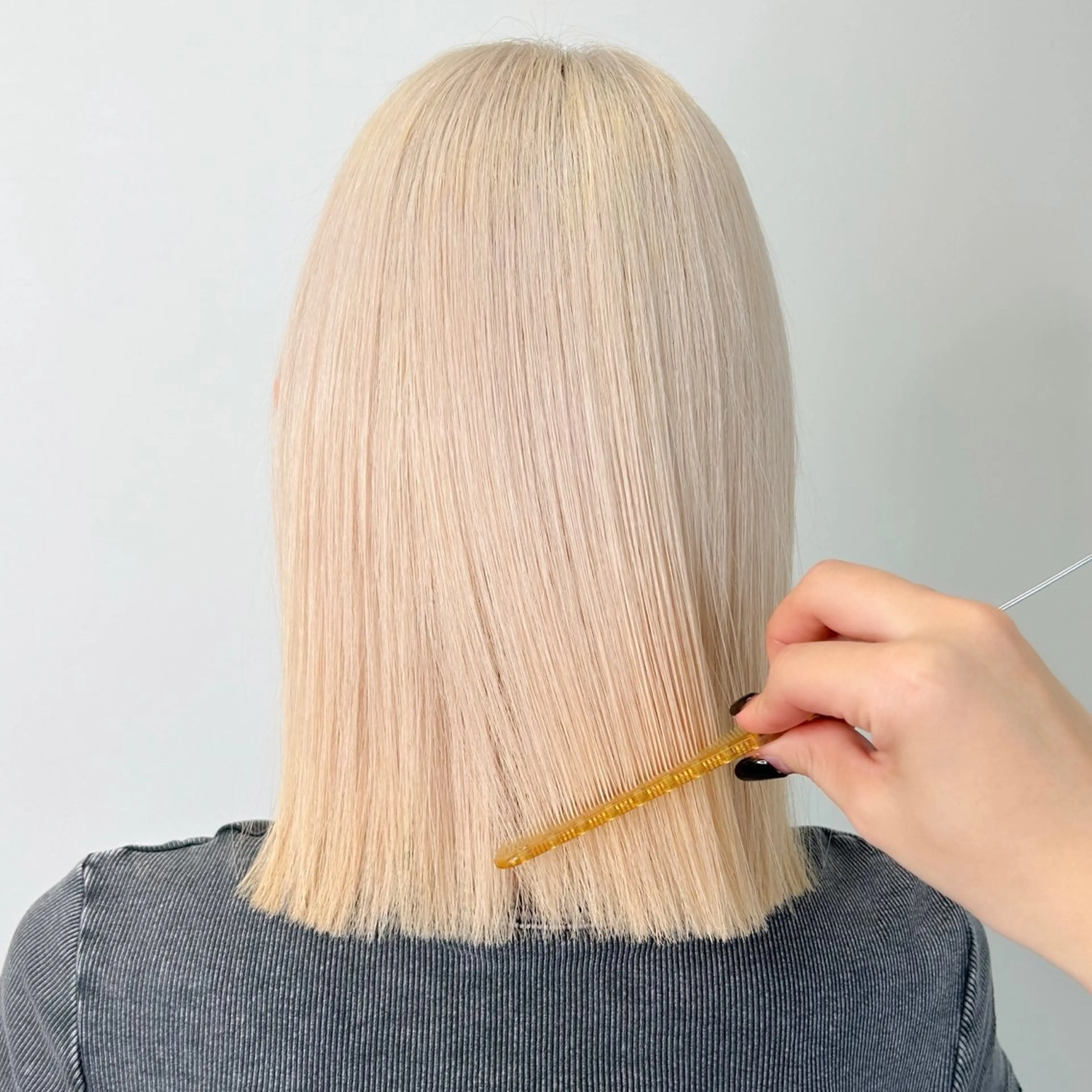 ミディアム カラー ヘアアレンジ 切りっぱなしボブ ベージュカラー ブリーチ 抜きっぱなしブロンド ブロンド カット ヘアカラー トリートメント 韓国ヘア×髪質 改善🇰🇷シオリのヘアスタイル