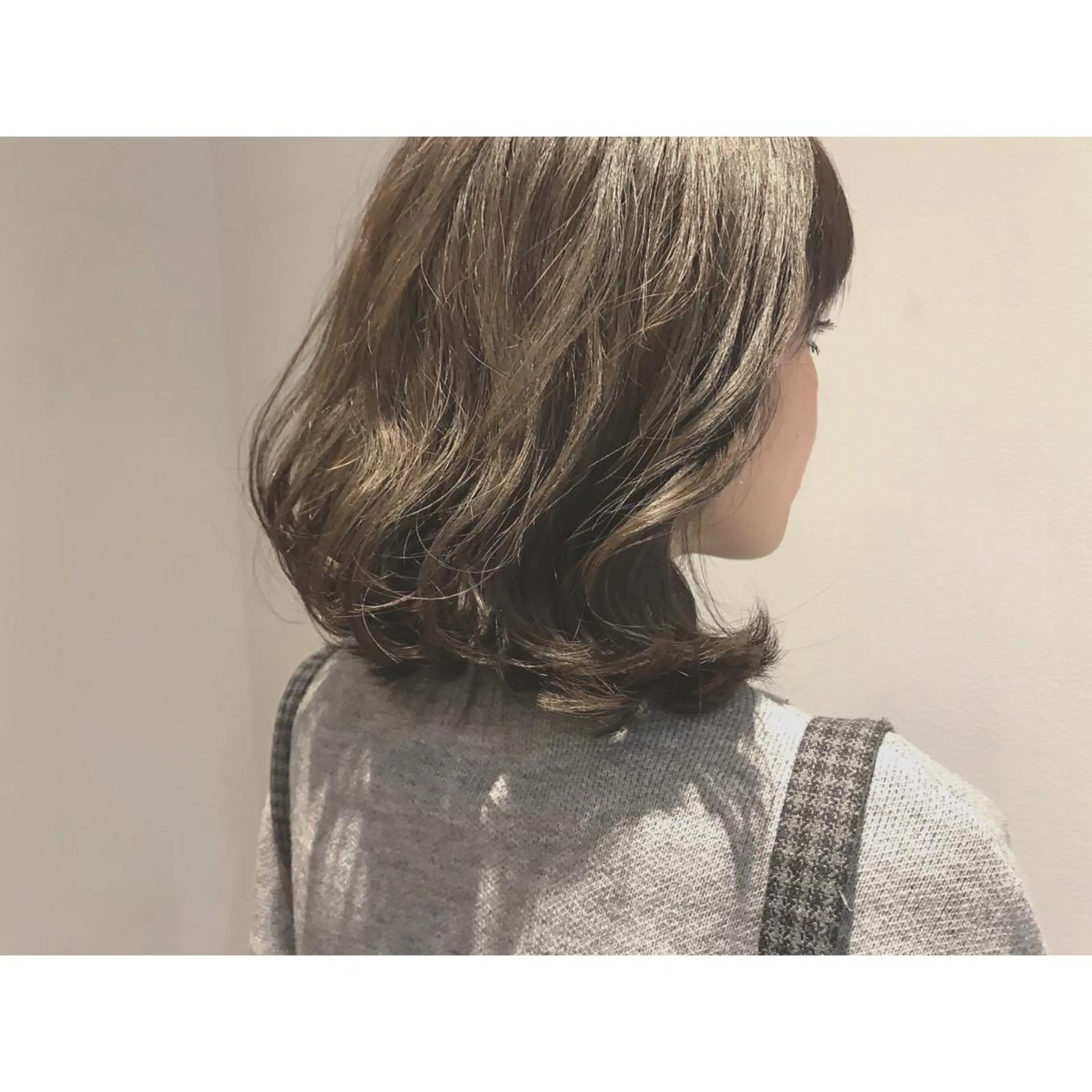 ミディアム カラー 切りっぱなしボブ アッシュ グレージュ ハイライトカラー 3Dハイライト なかにし まゆみのヘアスタイル