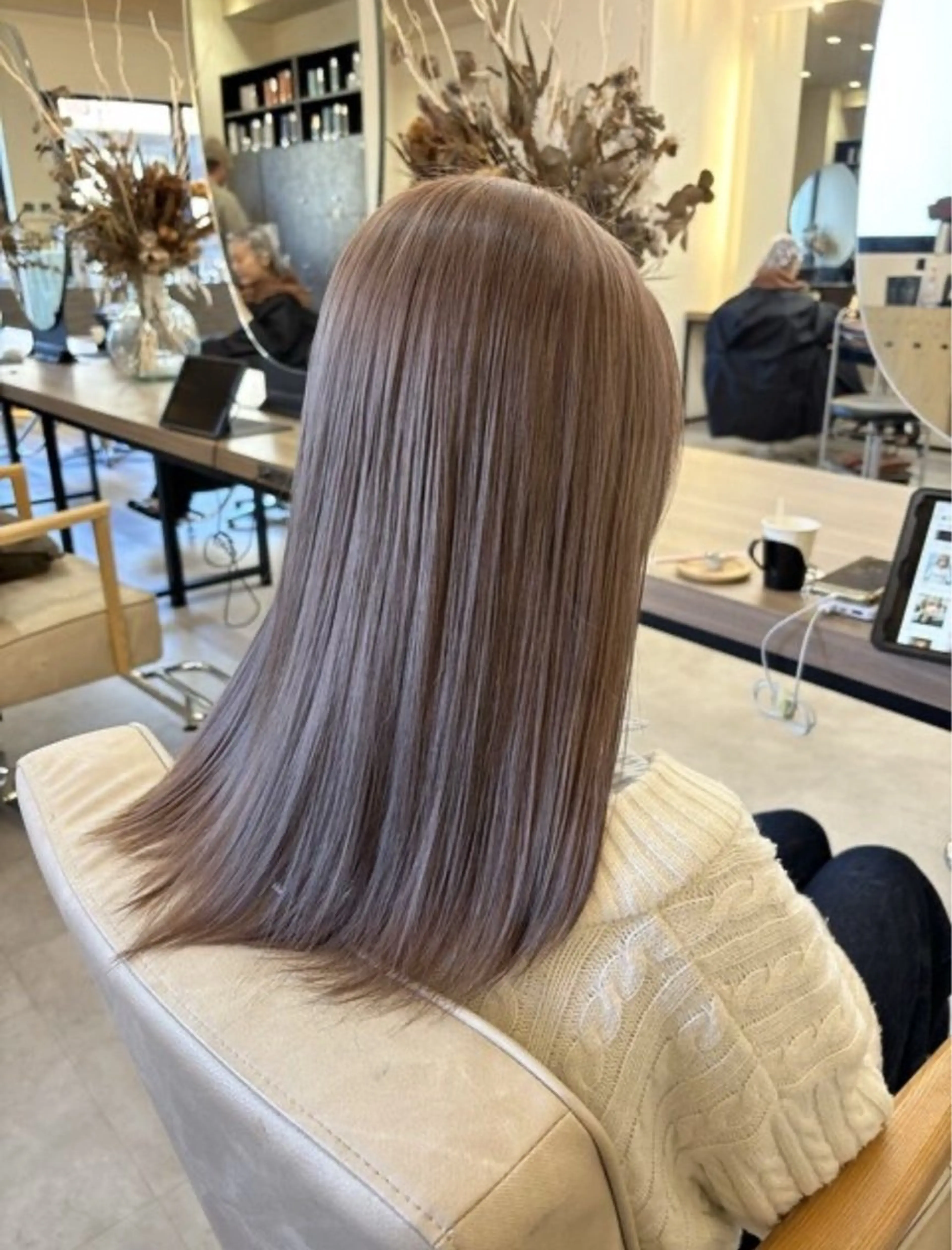 リタッチブリーチ(2〜3㎝)+ オンカラー + 4step treatment🧃🍏の写真