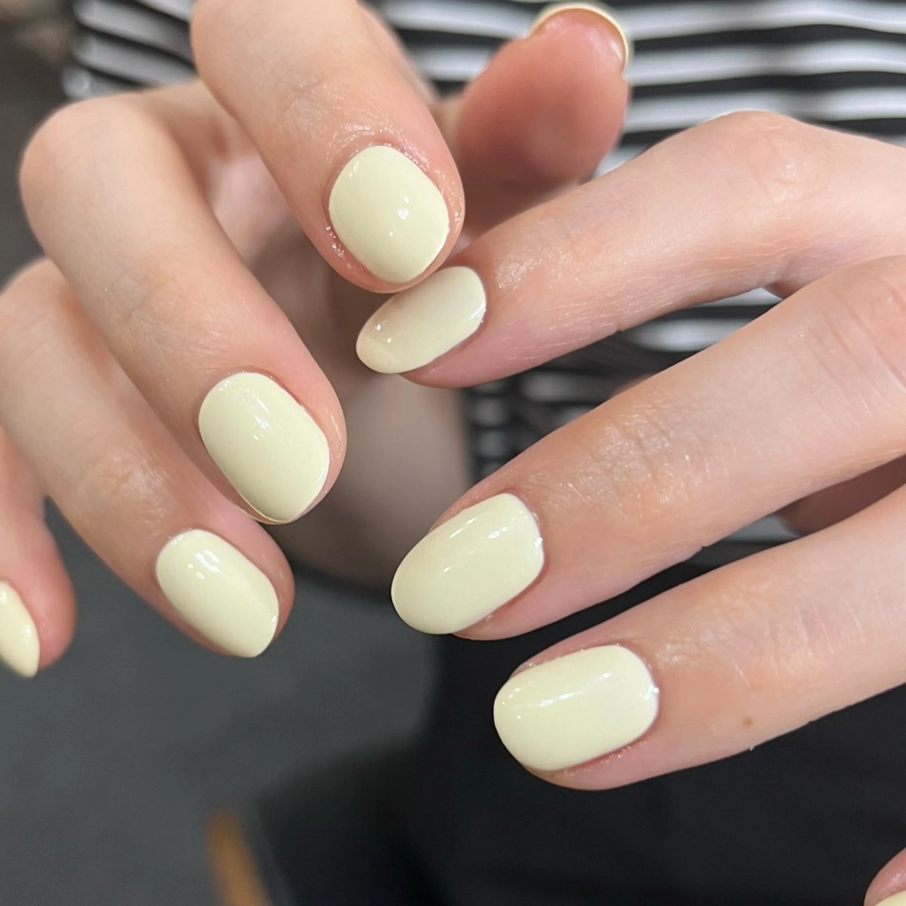 ネイル オフィスネイル ワンカラーネイル ショートネイル シンプルネイル ホワイト ハンドネイル ハンドケア 🎀NAIL🎀 AI🪄︎︎◝✩のネイルデザイン