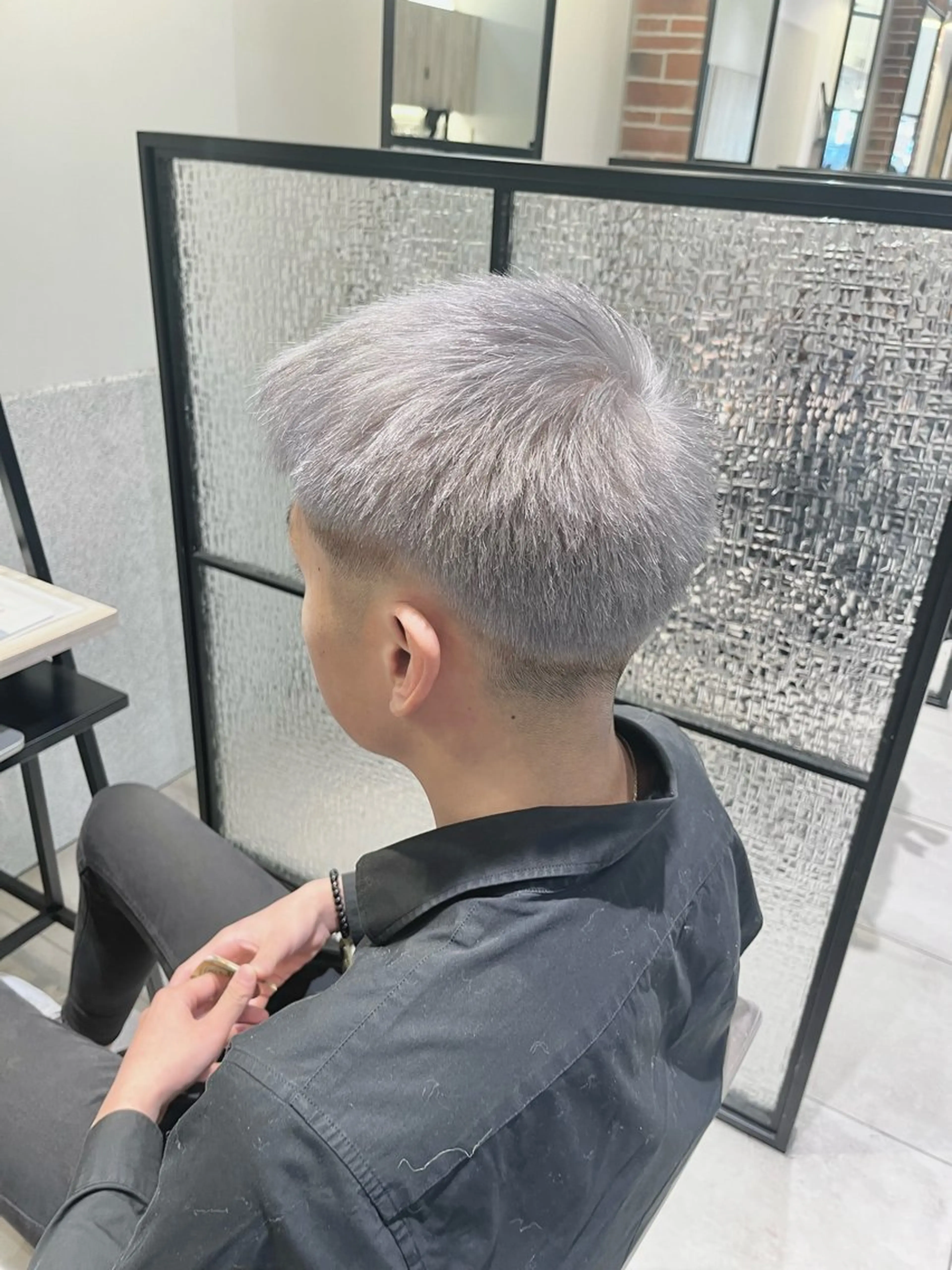 カラー シルバー ホワイトシルバー ヘアカラー 吉原葵/ハイトーン /インナーカラーのヘアスタイル