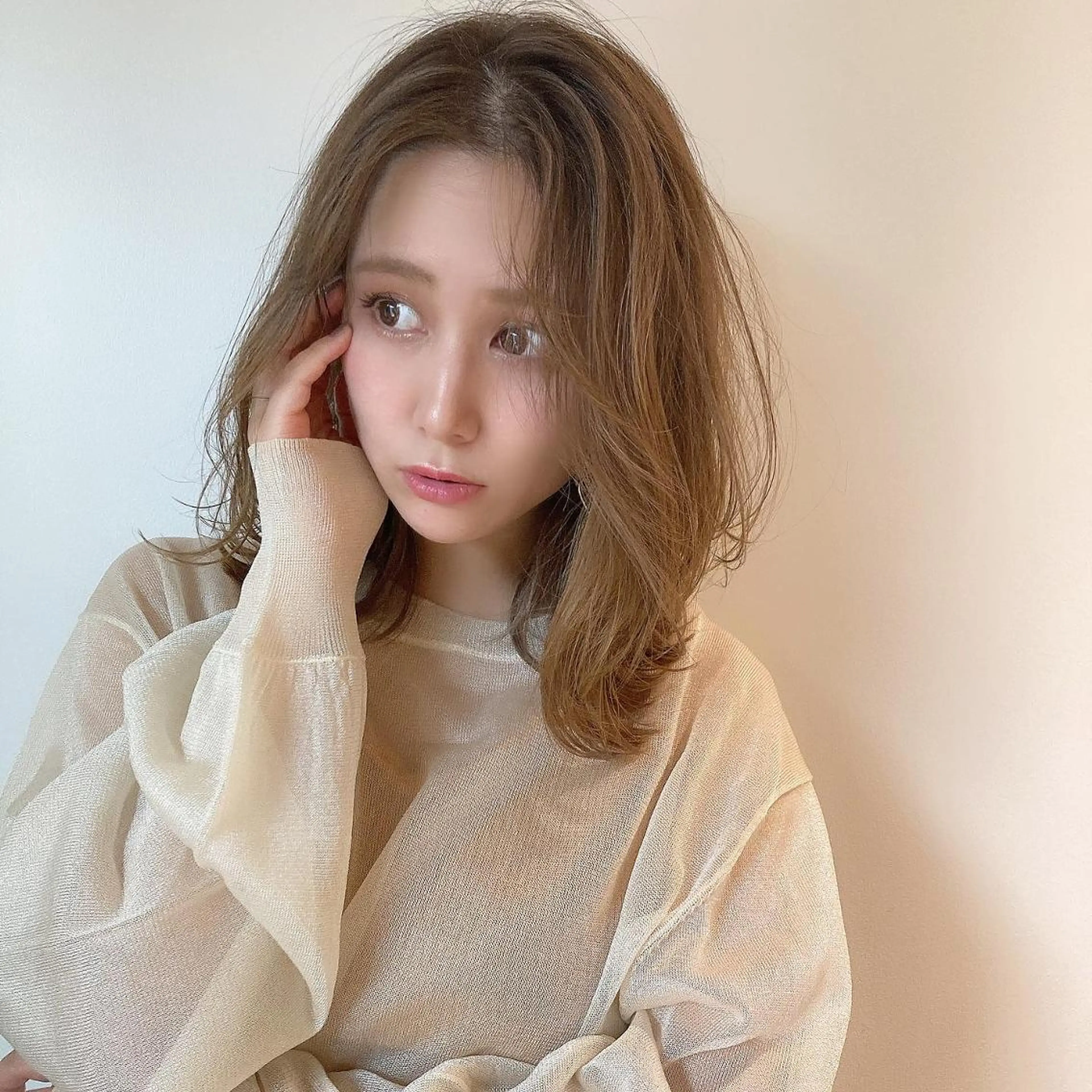 ミディアム カラー ヘアアレンジ ミディアムパーマ ベージュカラー 透明感カラー ハイライトカラー ミルクティーベージュ 韓国/髪質改善💘 櫻井かれんのヘアスタイル