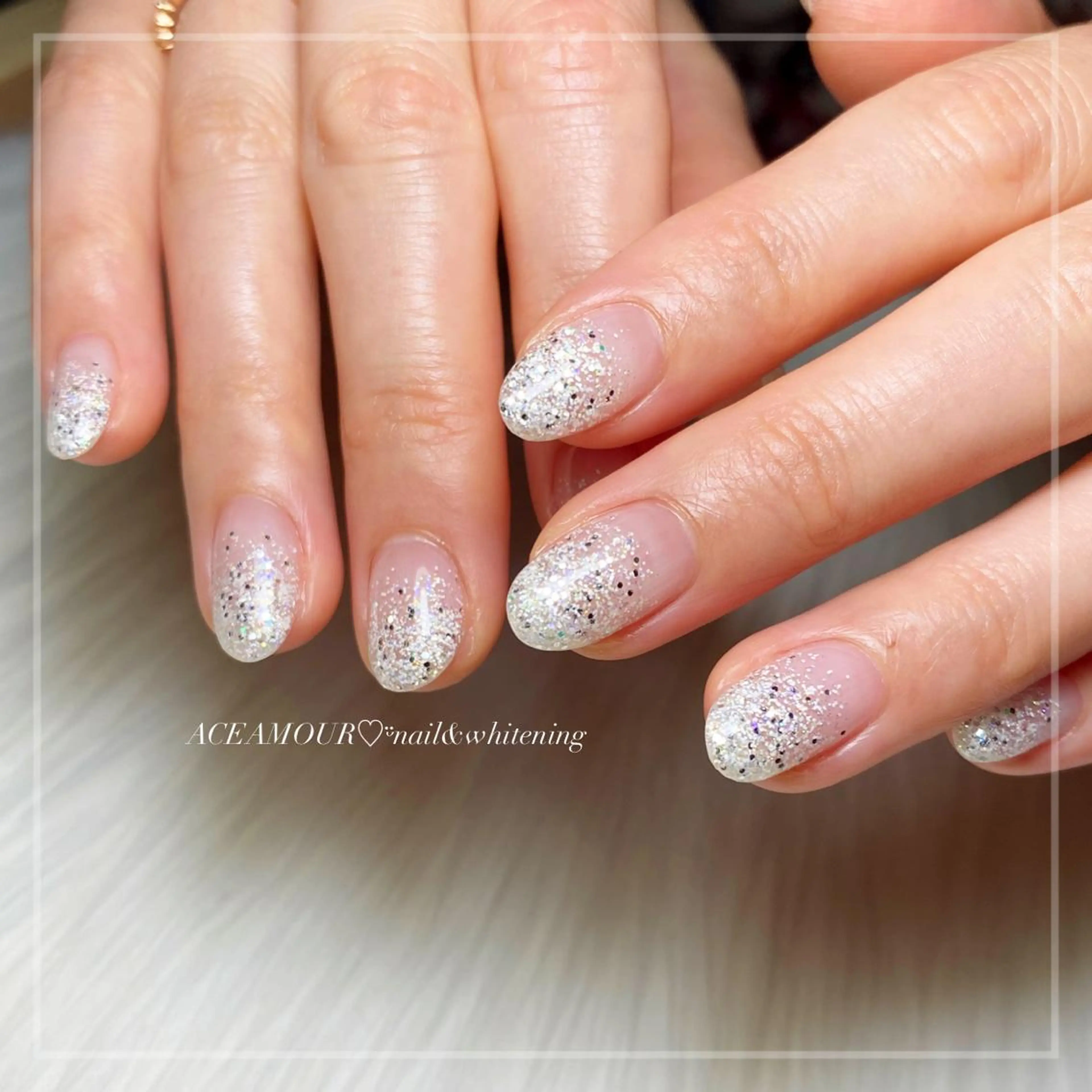 ネイル グラデーション ラメ(グリッター) シルバー ホワイト ネイル/耳つぼ /新ホワイトニングのネイルデザイン