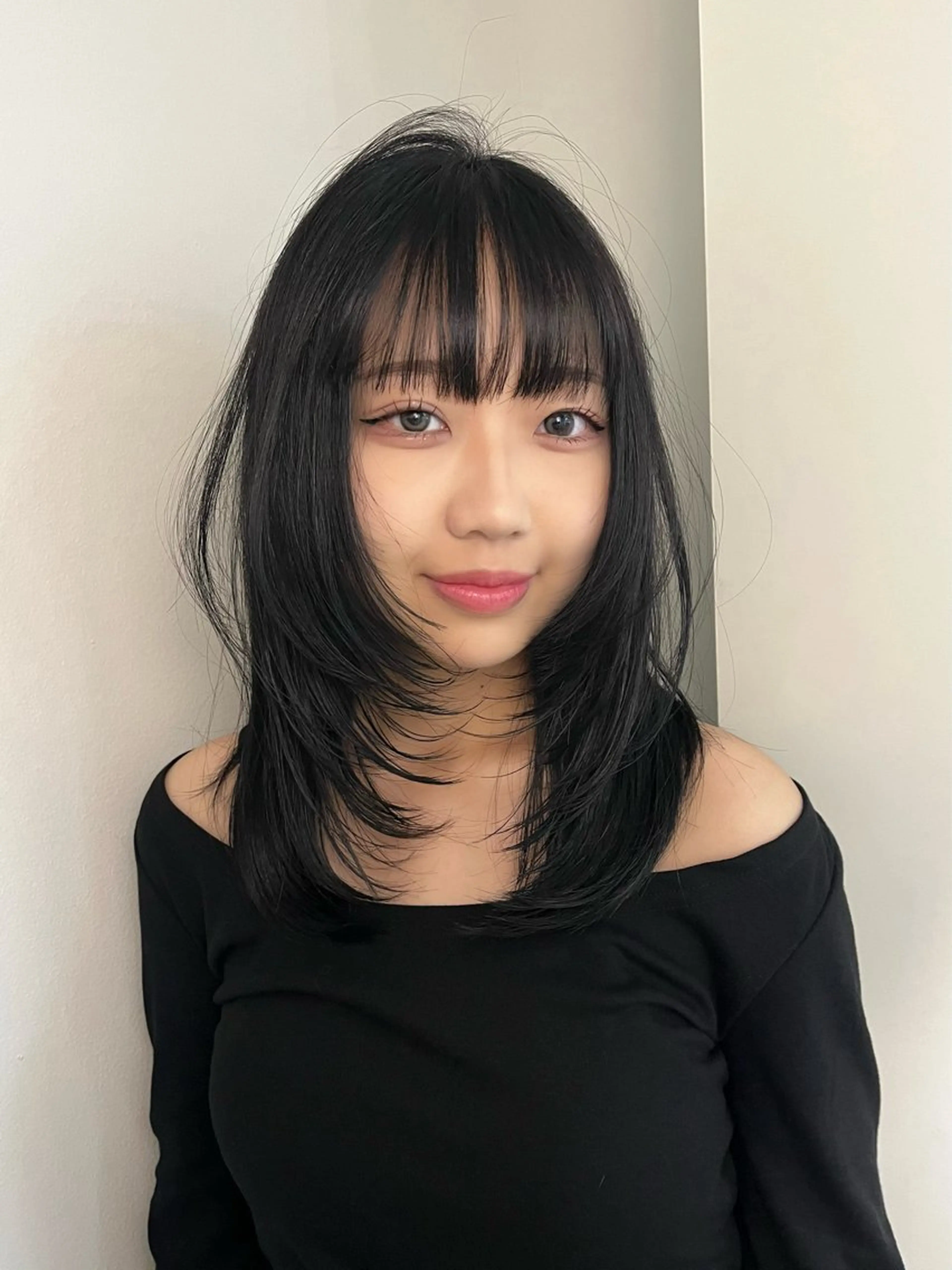 セミロング カラー 透明感カラー レイヤーカット シャギー Airi 韓国y2k レイヤーカットのヘアスタイル