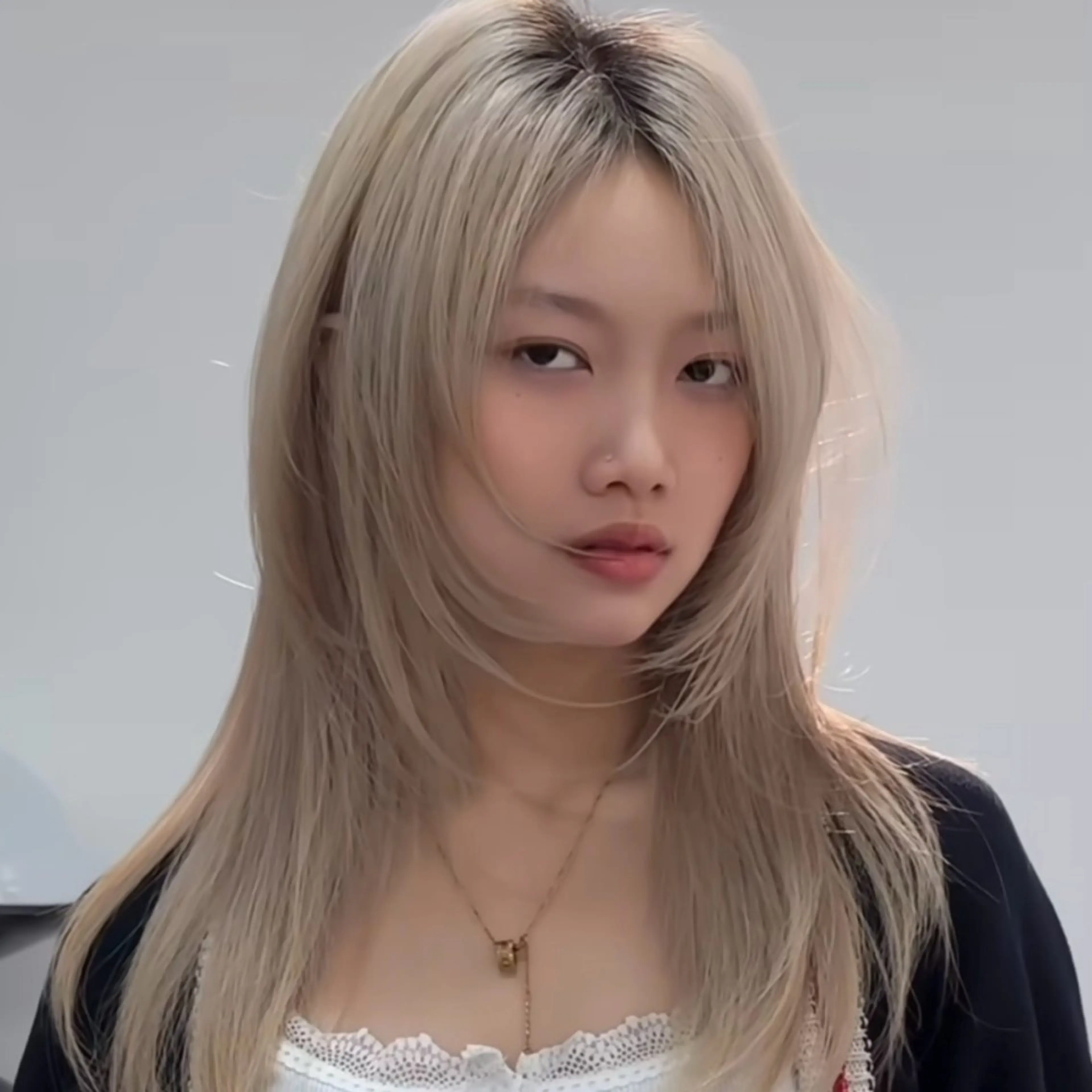 セミロング SHIN レイヤー‪‪カットのヘアスタイル