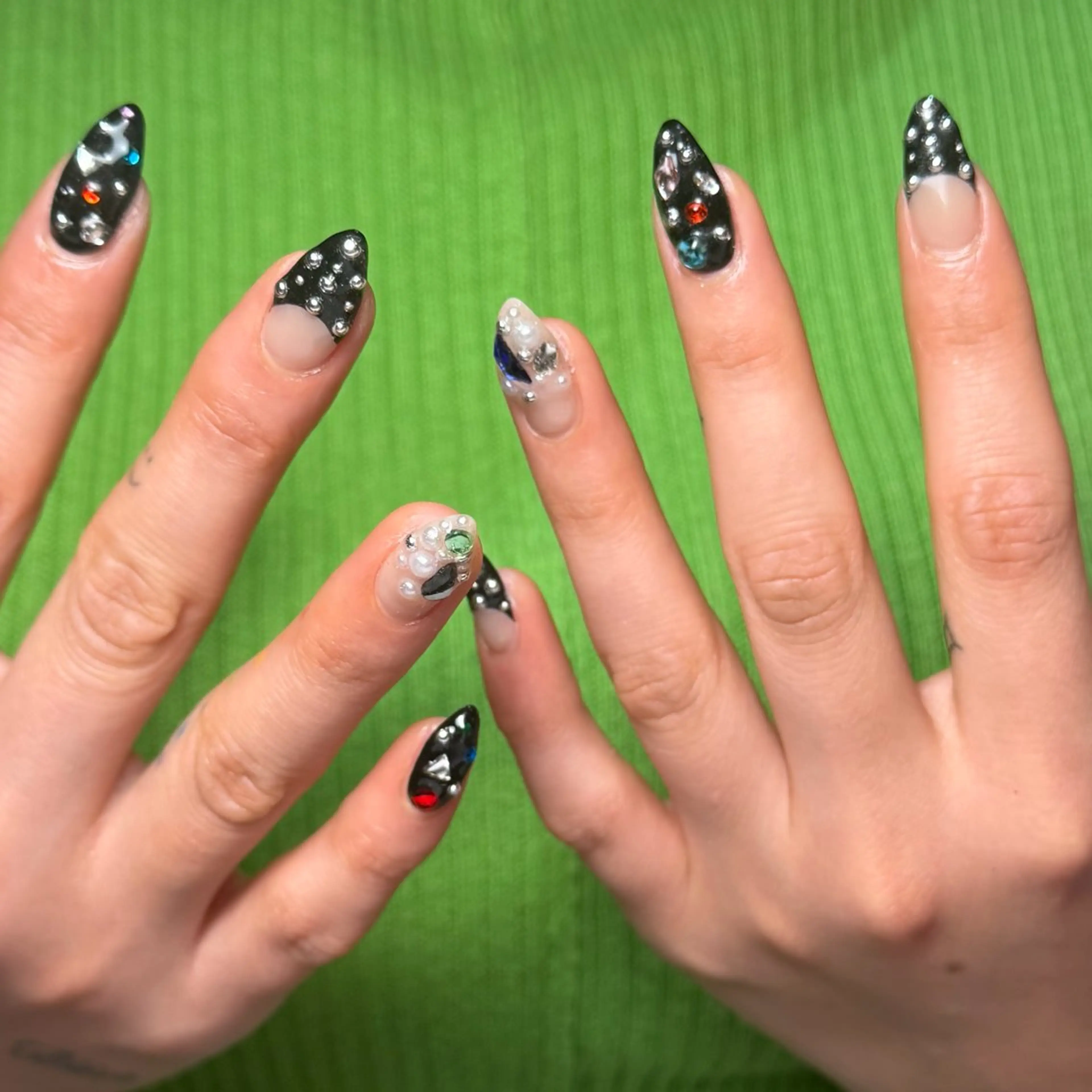 ネイル アートネイル ジェルネイル キラキラネイル 持ち込み ハンドネイル Nail mood デザイン持ち込みokのネイルデザイン