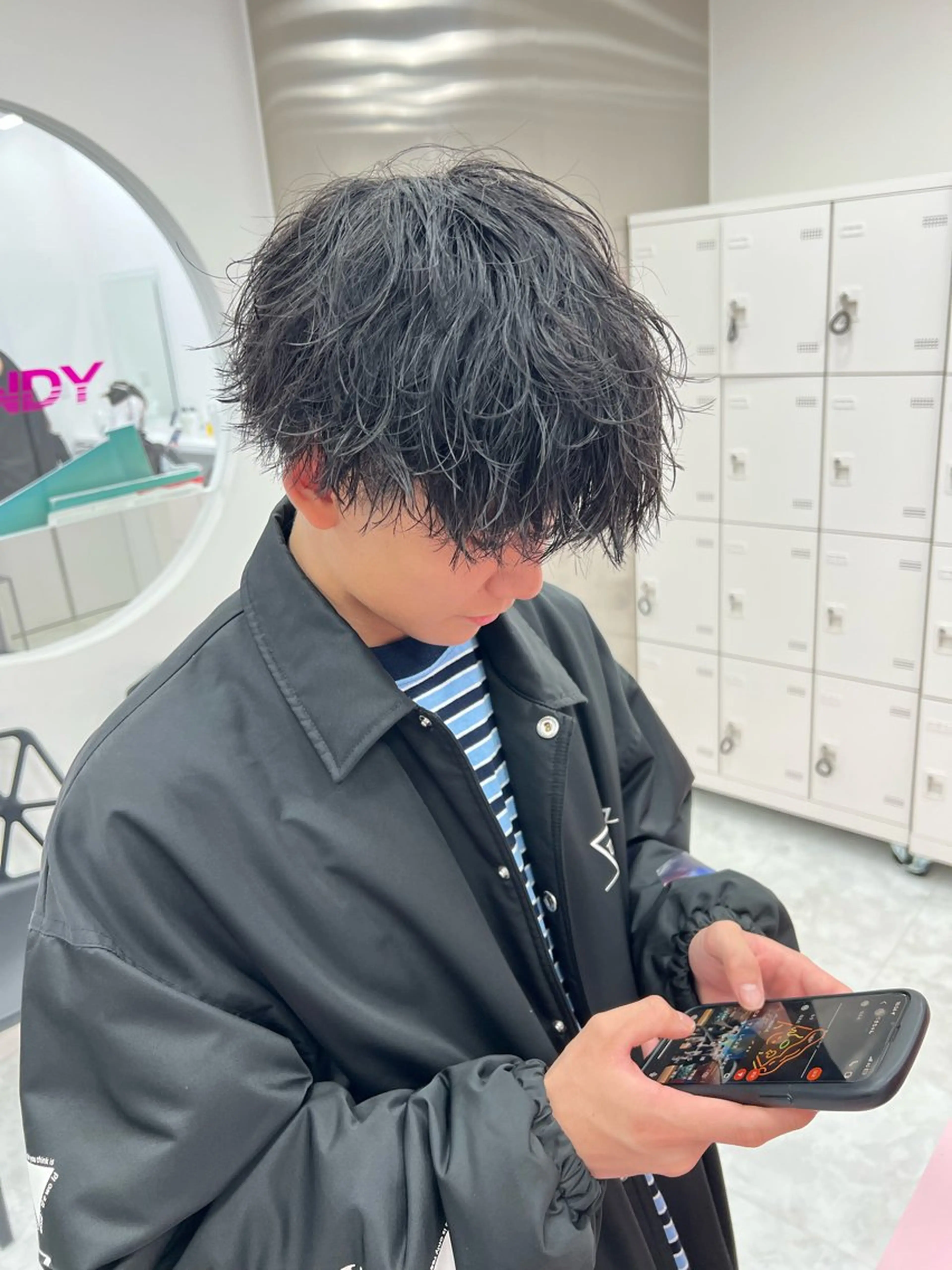 ミディアム パーマ メンズ ミディアムパーマ センターパート メンズ韓国風 韓国マッシュ マッシュウルフ カット ヘアカラー トリートメント ヘッドスパ ヘアセット トレンド/レイヤー うる艶🪞CANDYのヘアスタイル