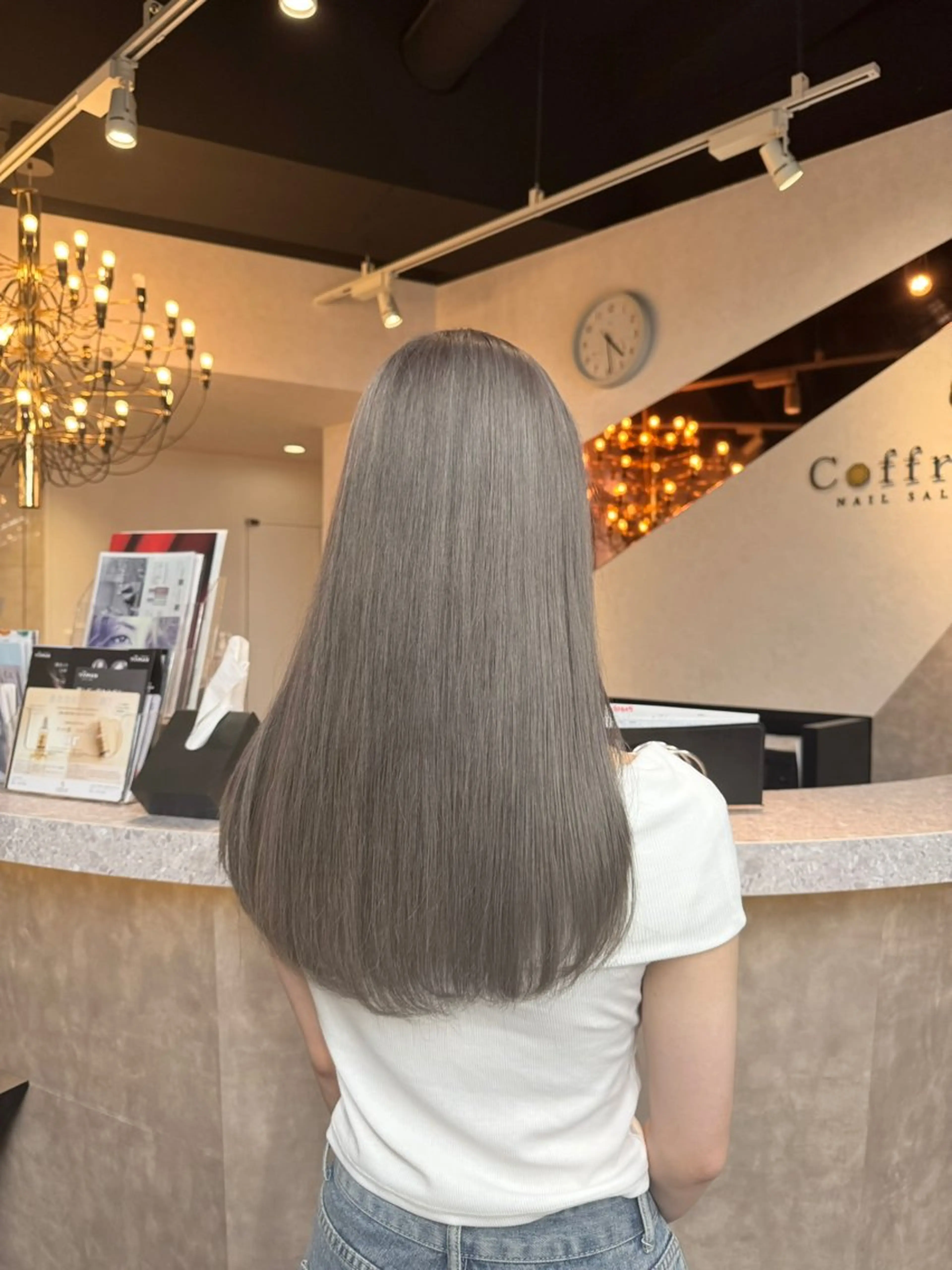 ロング カラー ヘアアレンジ ブリーチ グレージュ 西谷 さきのヘアスタイル