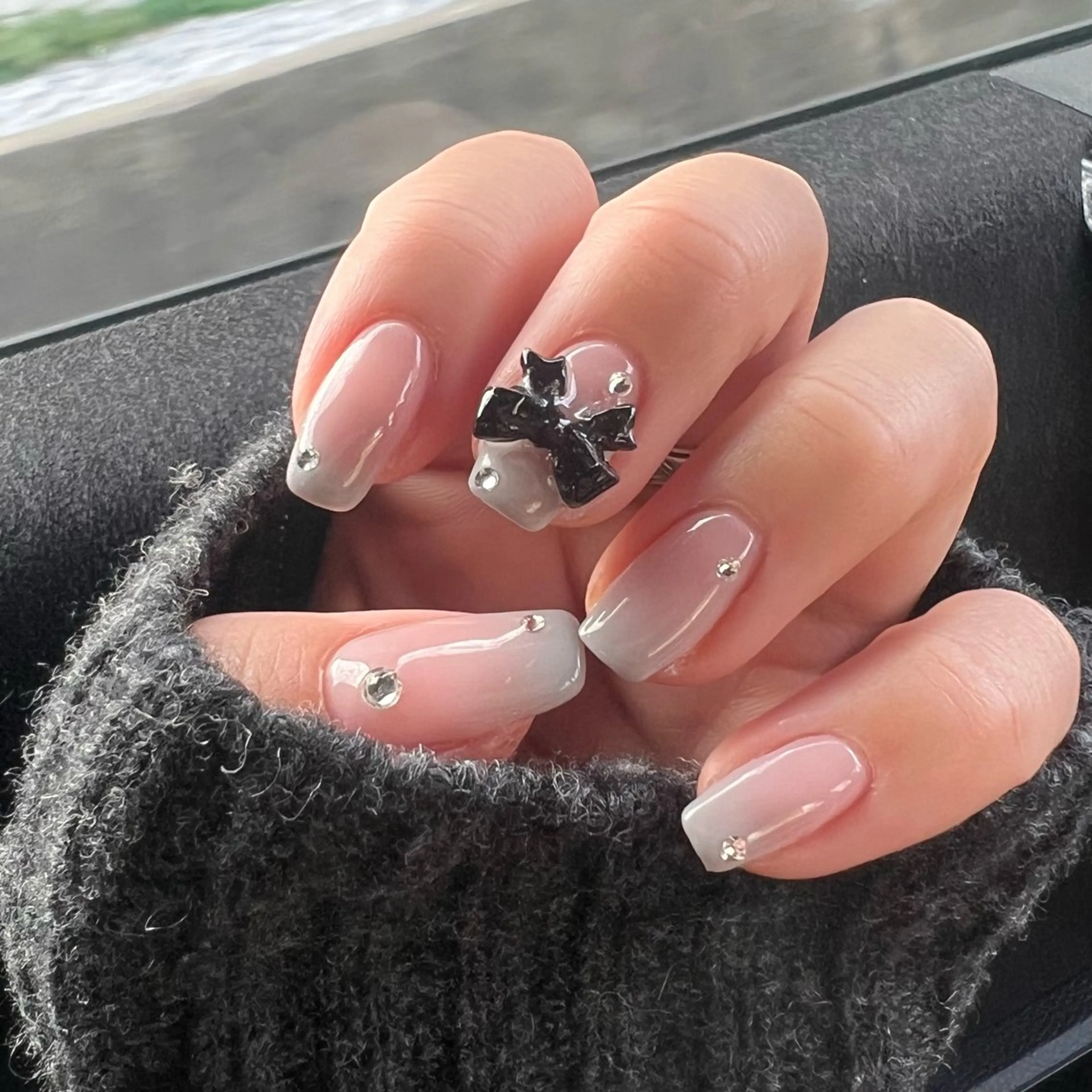 ネイル リボン ハンドネイル sio.nail&eyebrow salon shimokitazawa2号店所属・nailist mana𖤐´-のネイルデザイン