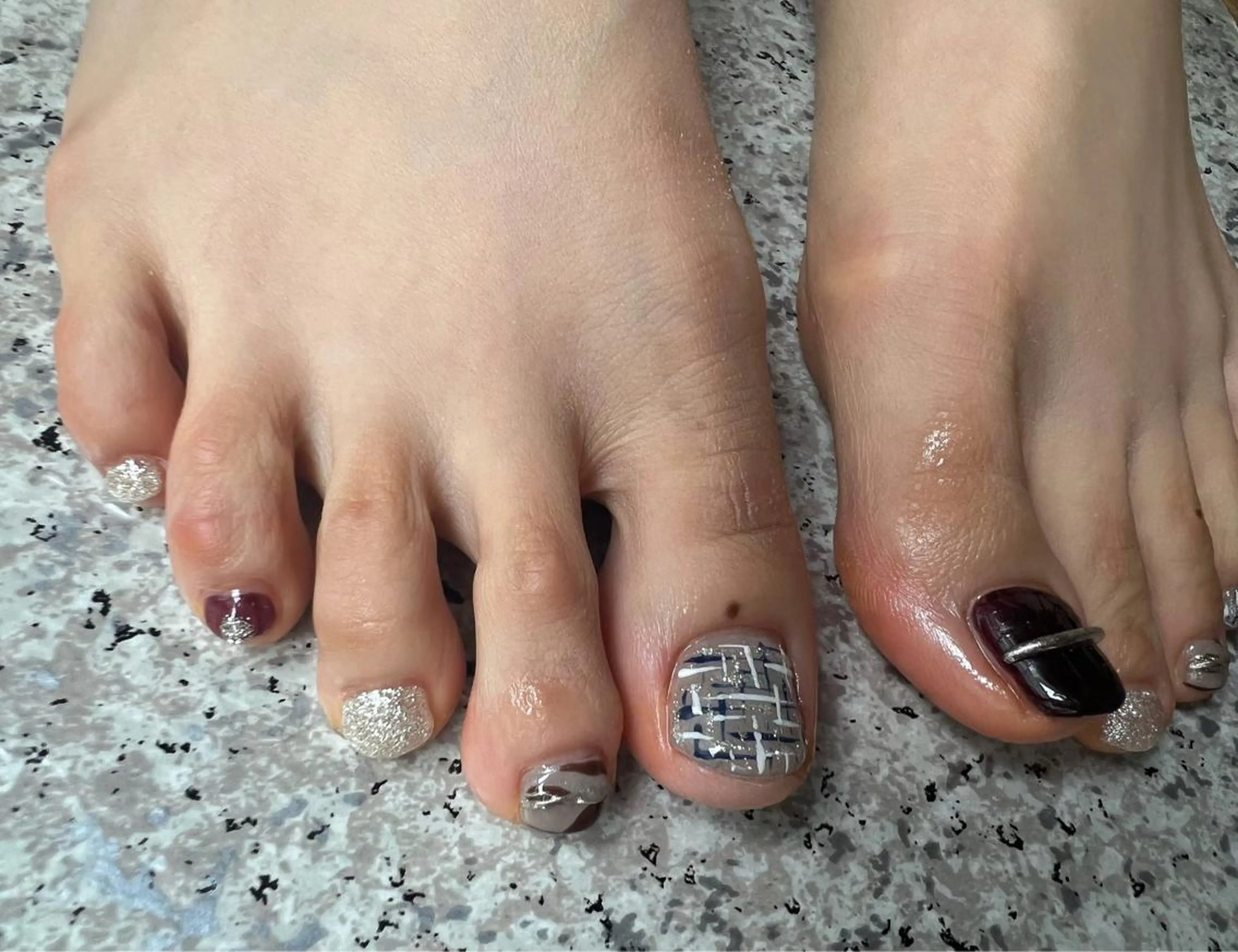 ネイル フットネイル ツイードネイル Lis10 表参道 マグネット🤍MAIのネイルデザイン