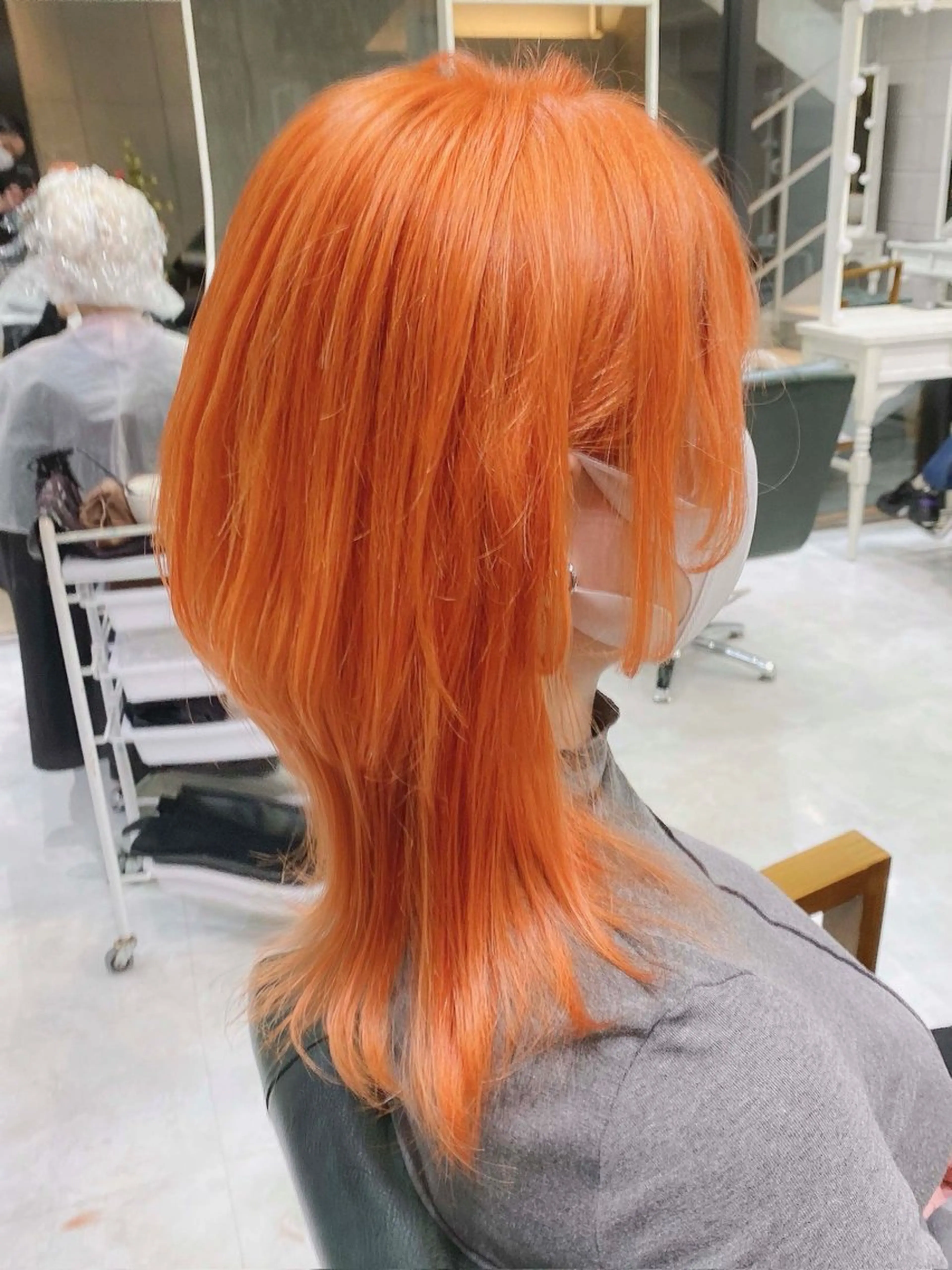 ロング カラー オレンジ 𝐍𝐚𝐧𝐚{ 髪質改善/ハイトーンのヘアスタイル